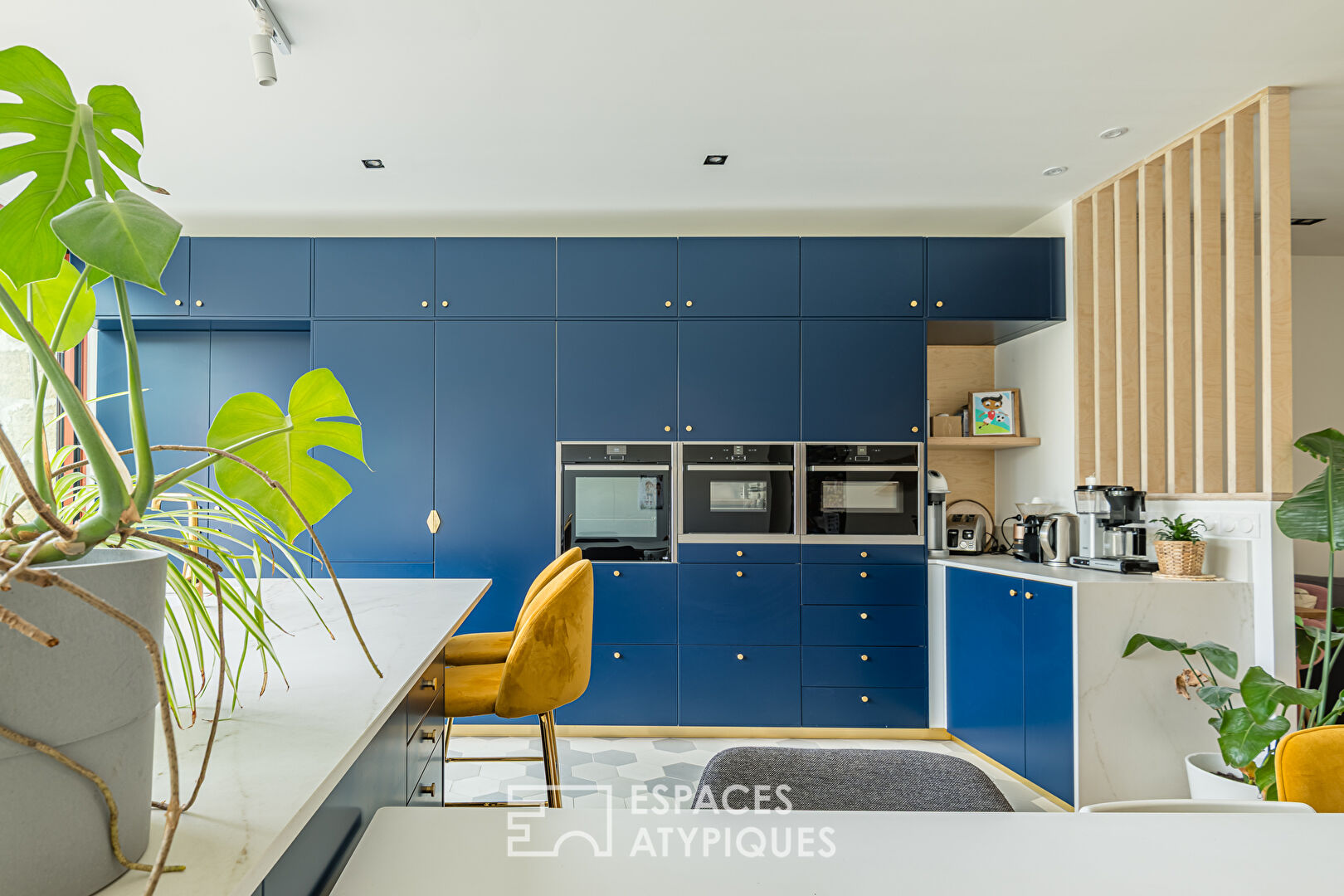 Maison à la rénovation contemporaine avec jardin et garage