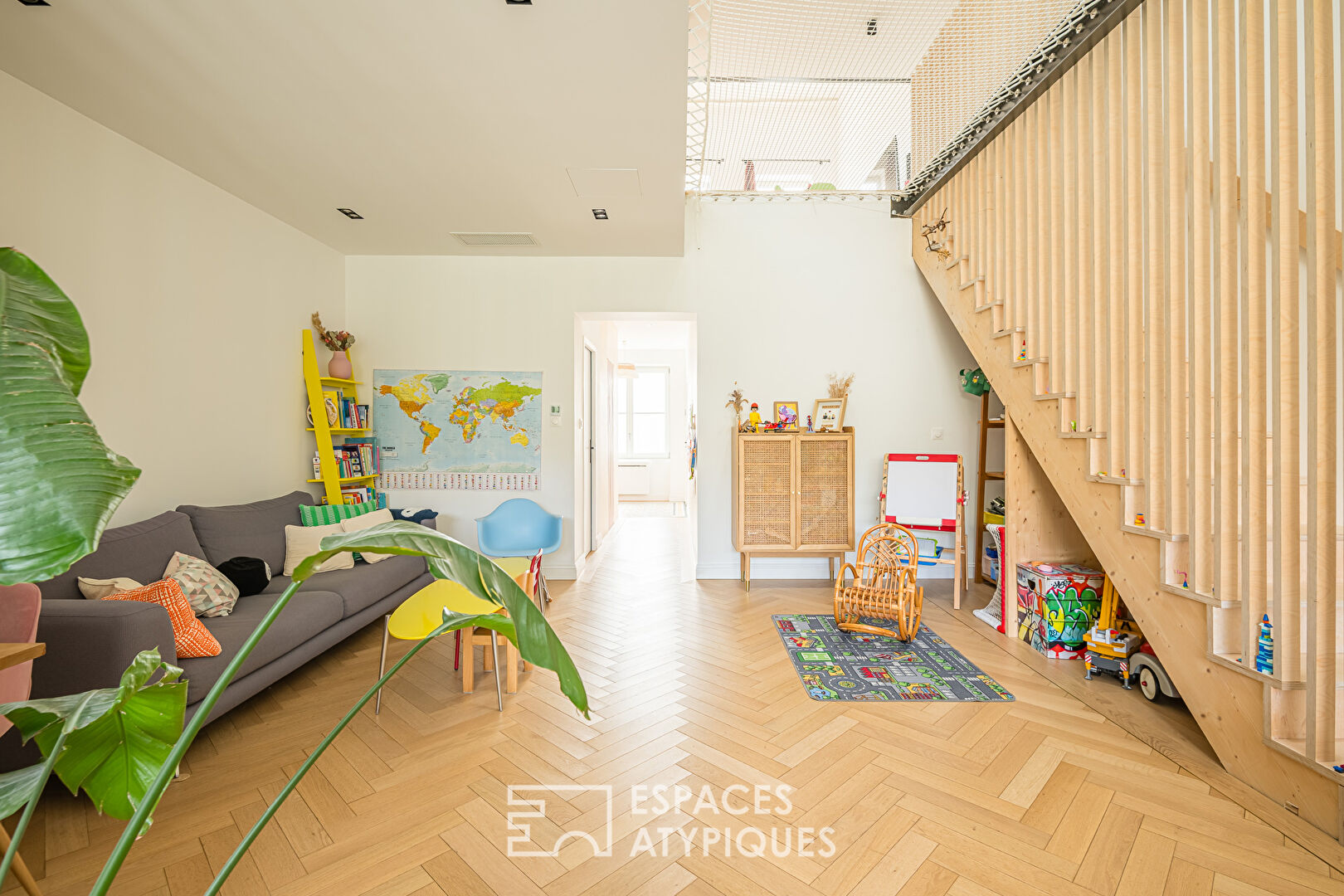 Maison à la rénovation contemporaine avec jardin et garage