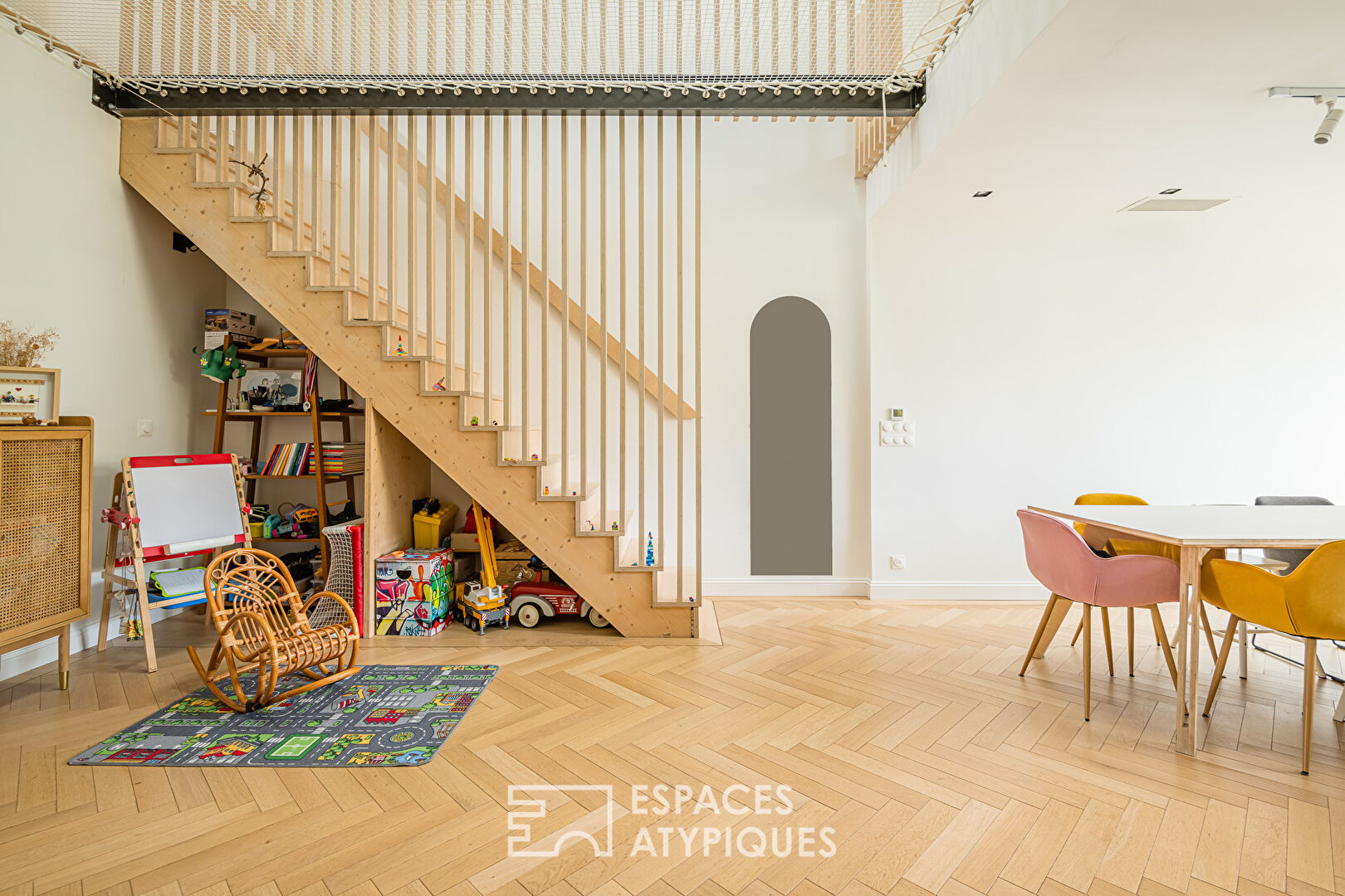Maison à la rénovation contemporaine avec jardin et garage