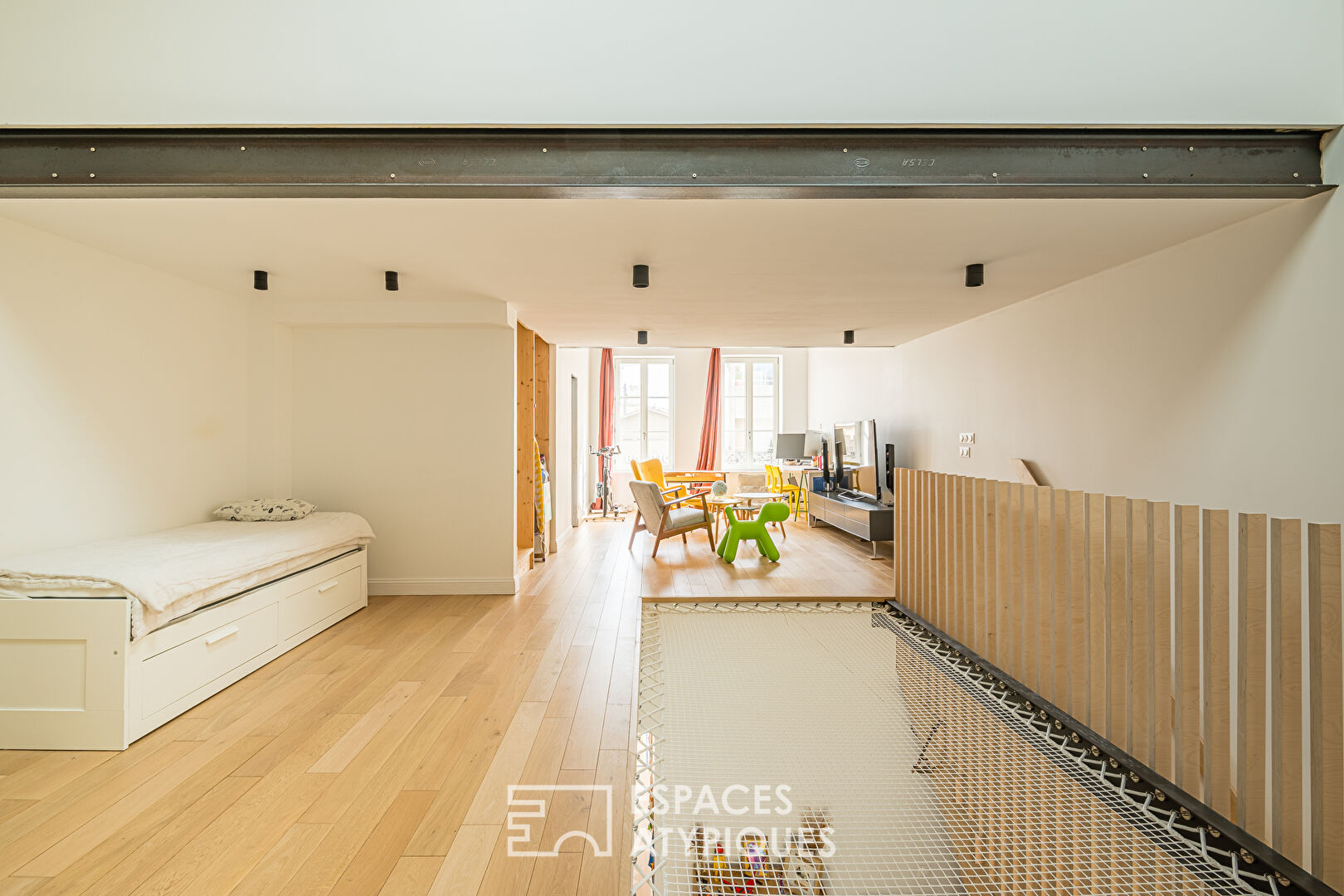 Maison à la rénovation contemporaine avec jardin et garage