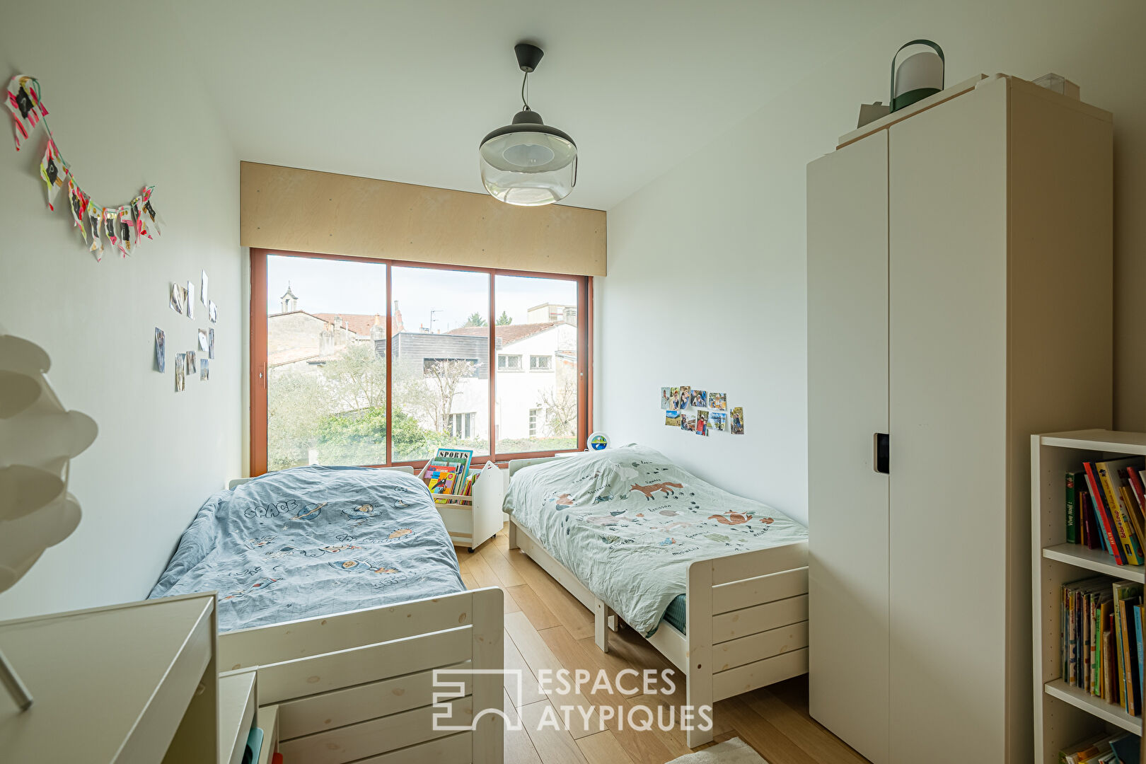 Maison à la rénovation contemporaine avec jardin et garage