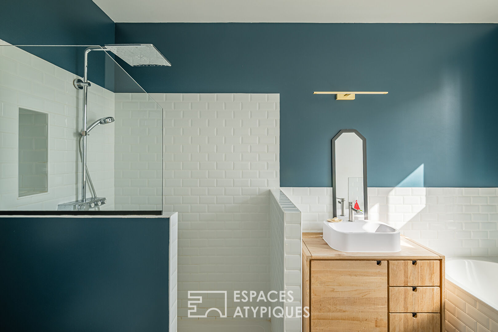 Maison à la rénovation contemporaine avec jardin et garage