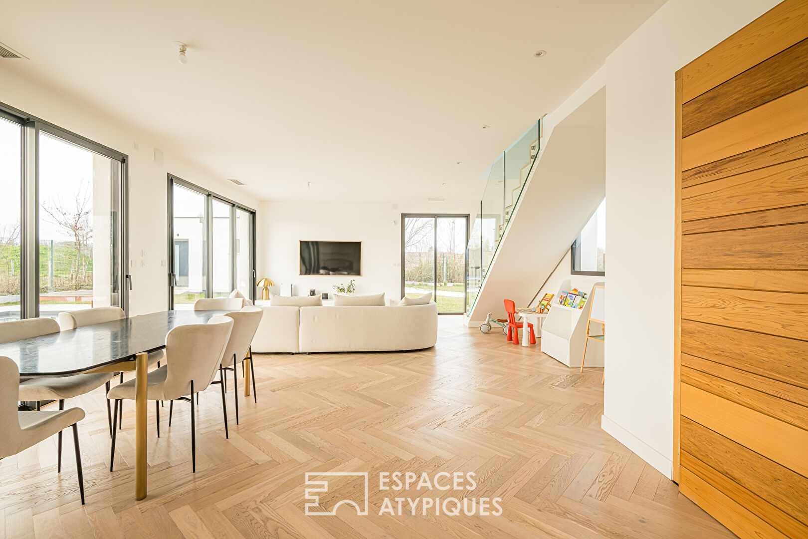 Maison contemporaine à toit plat avec piscine et garage