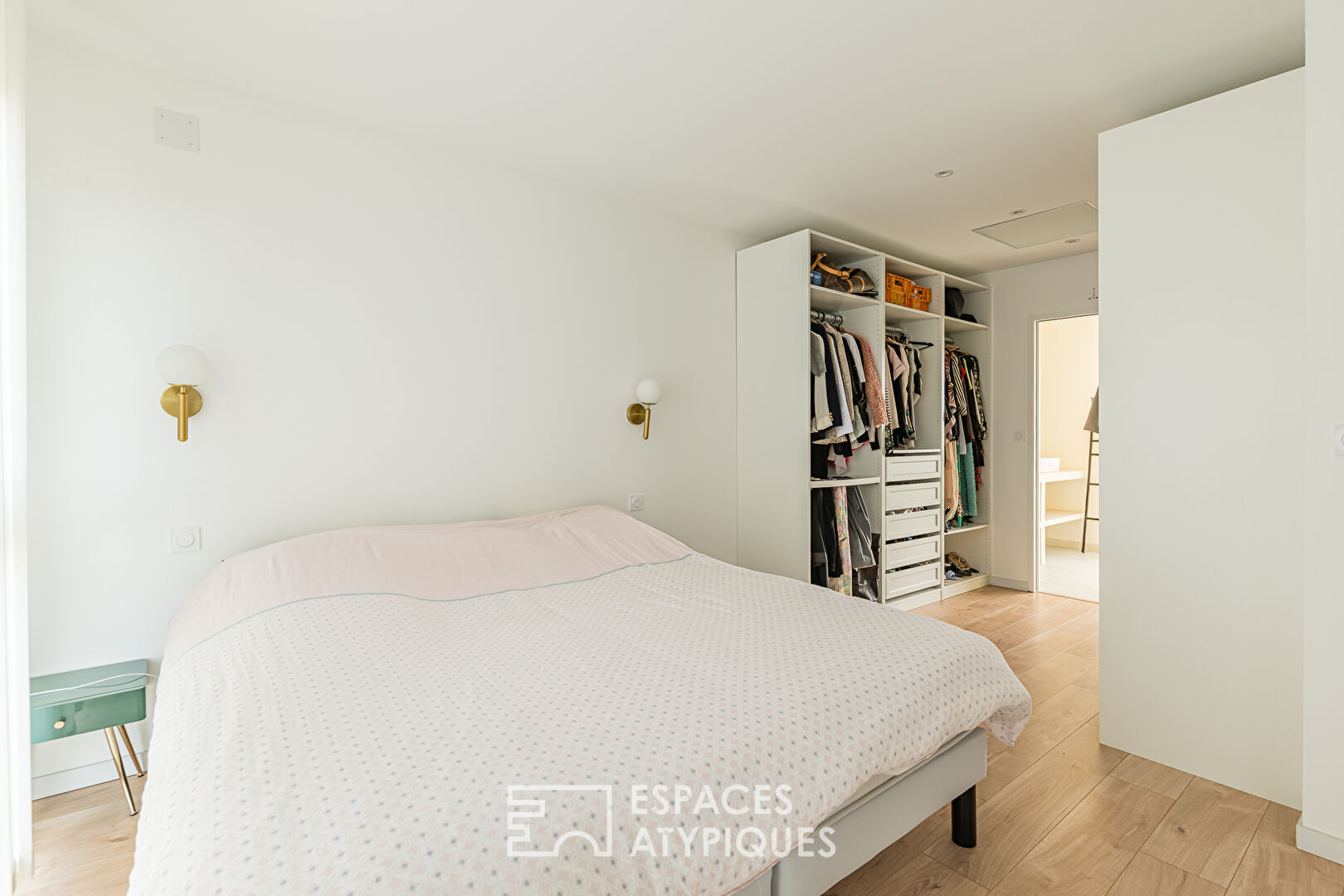 Maison contemporaine à toit plat avec piscine et garage