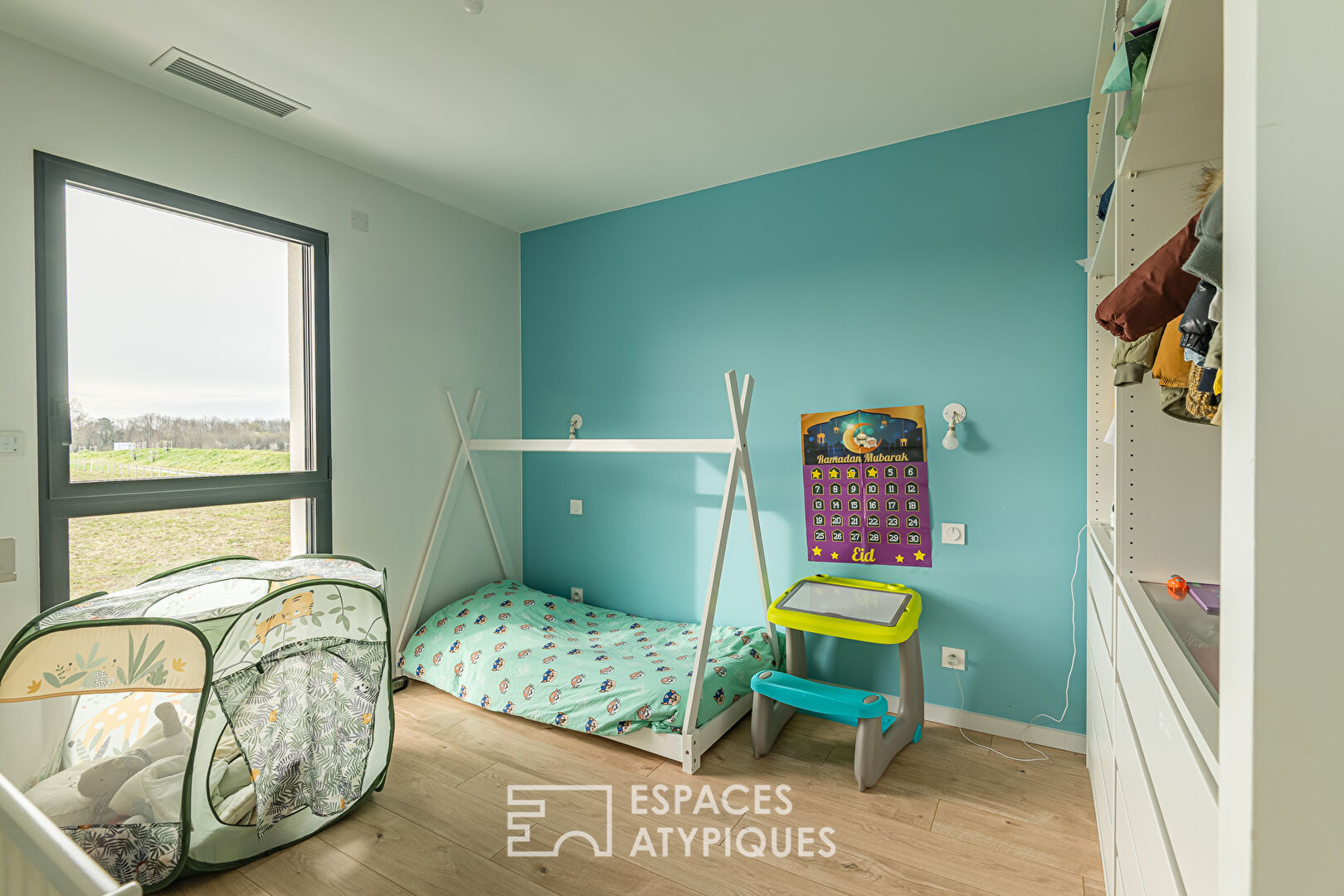 Maison contemporaine à toit plat avec piscine et garage