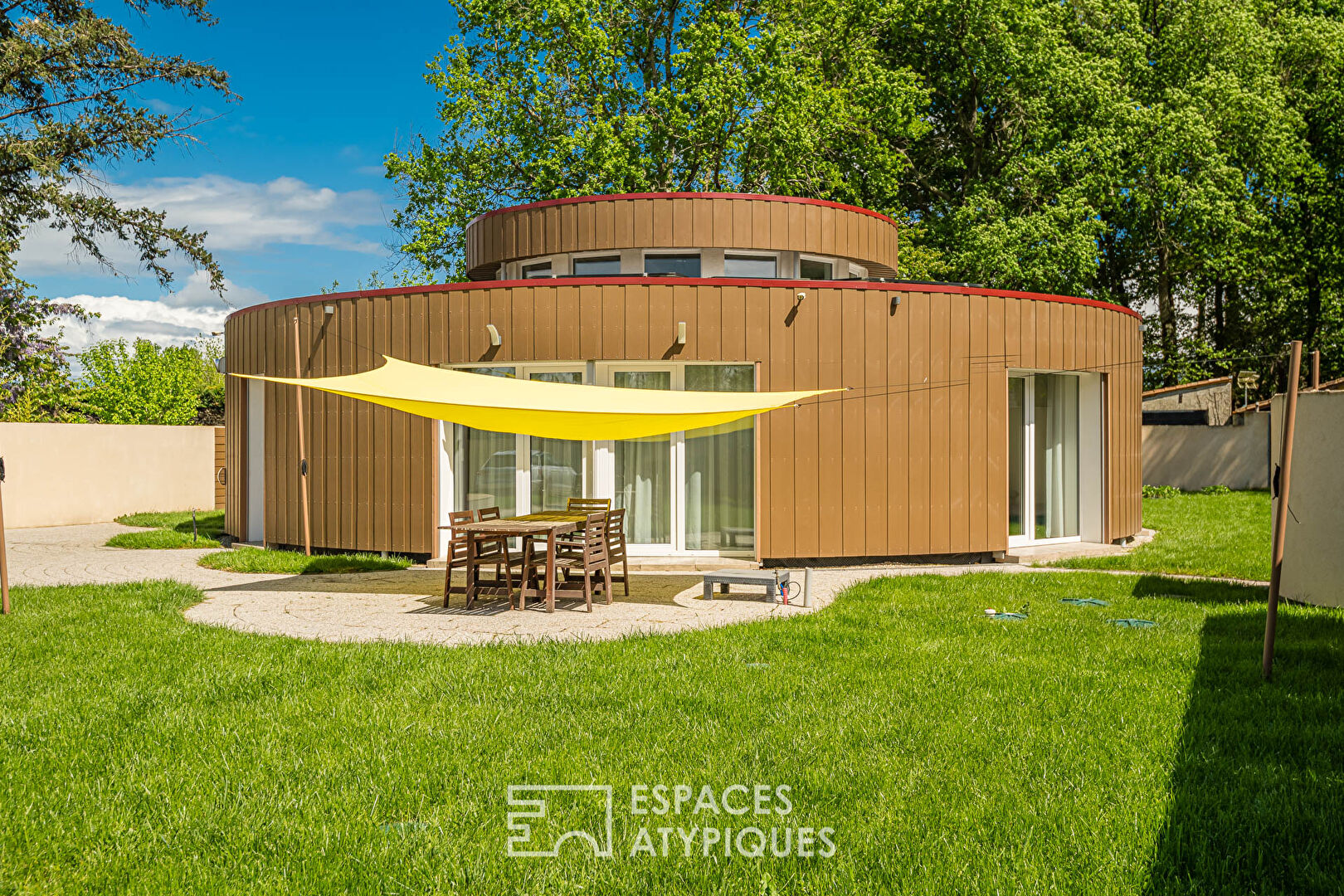 The cylindrical house with garden and swimming pool