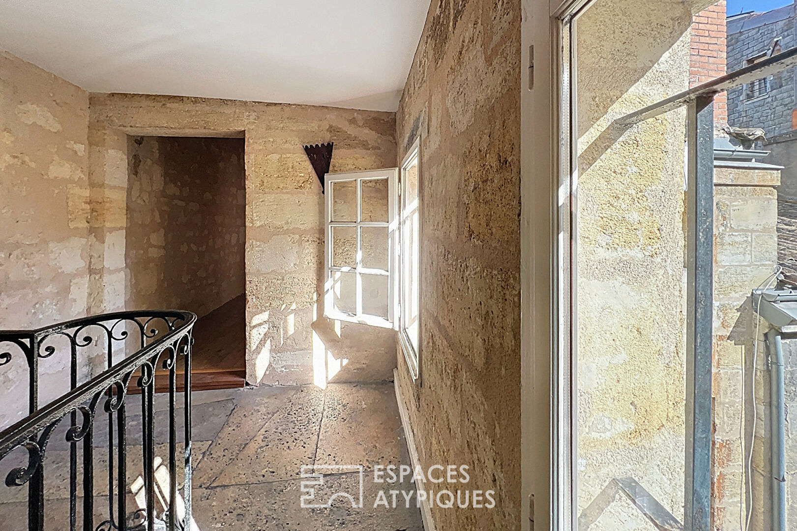 Authentic duplex apartment close to the public garden