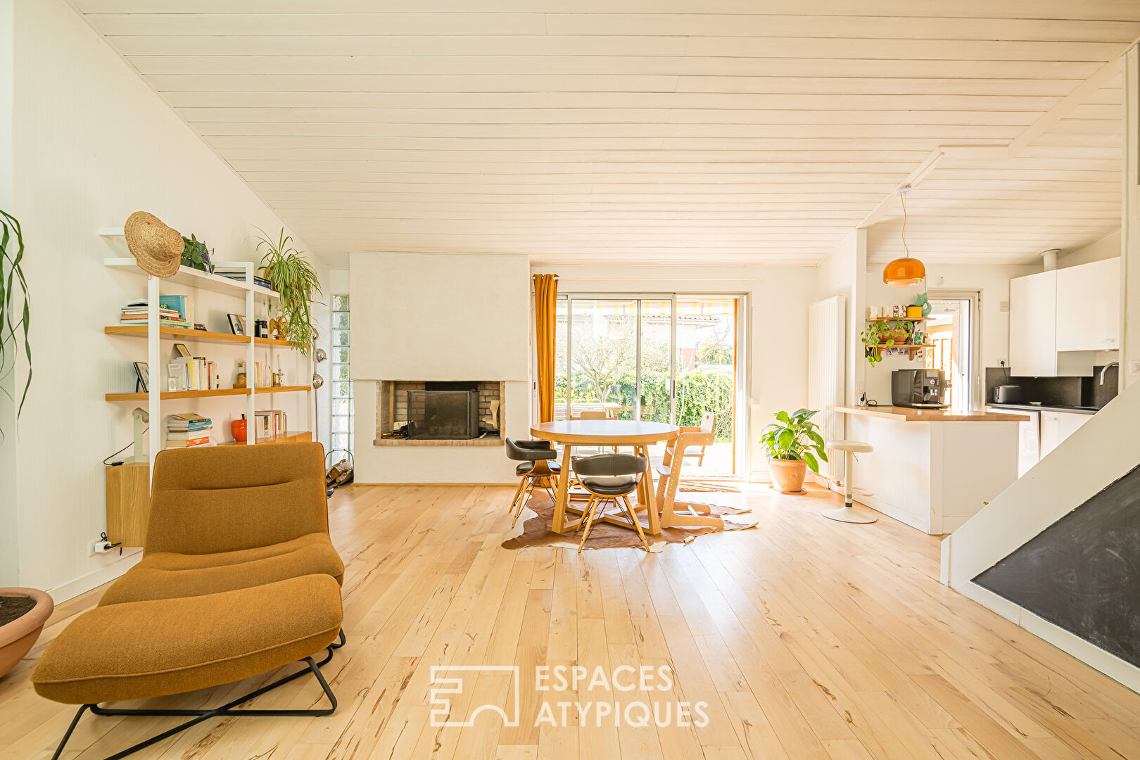 Charming stone shop with garden in the heart of Caudéran