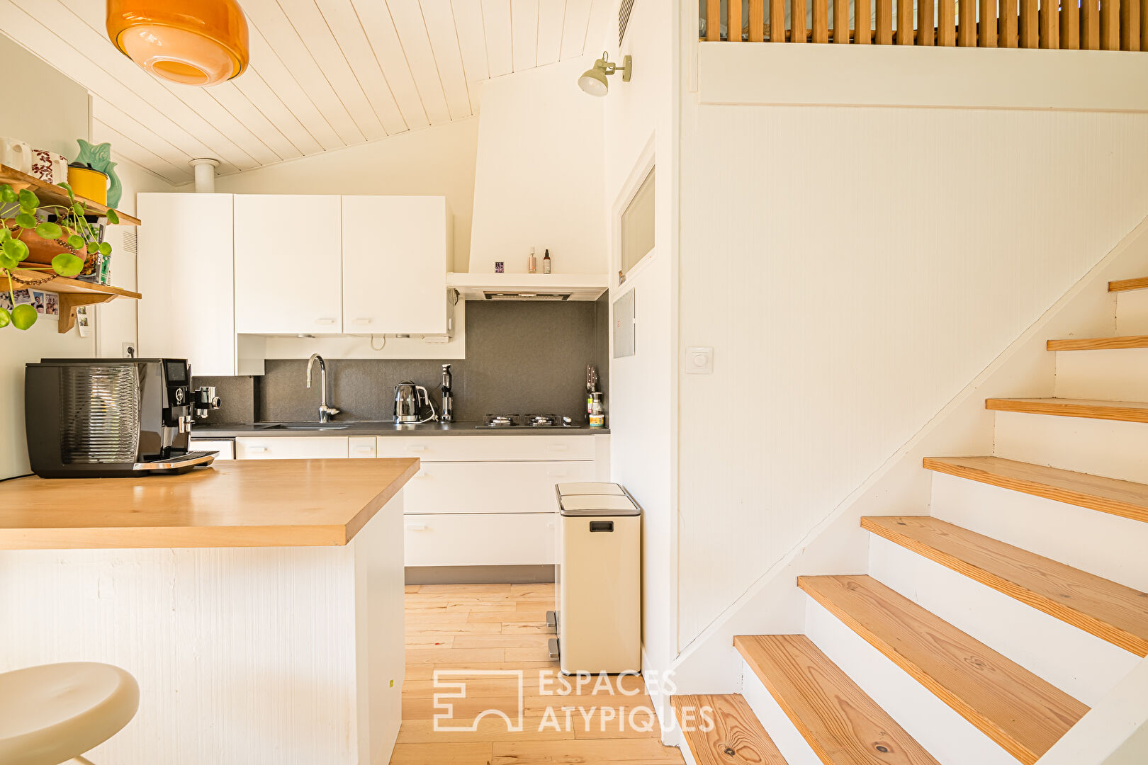 Charming stone shop with garden in the heart of Caudéran