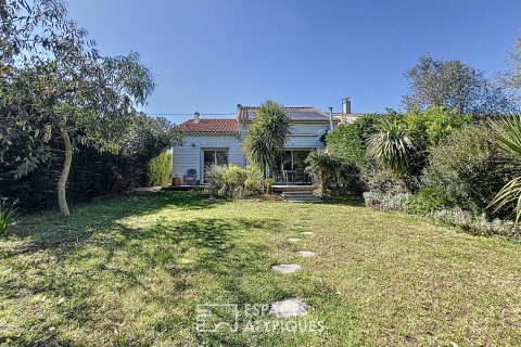 Jolie échoppe rénovée avec jardin et dépendances