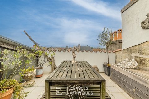 Appartement de charme au dernier étage avec terrasse à Tourny
