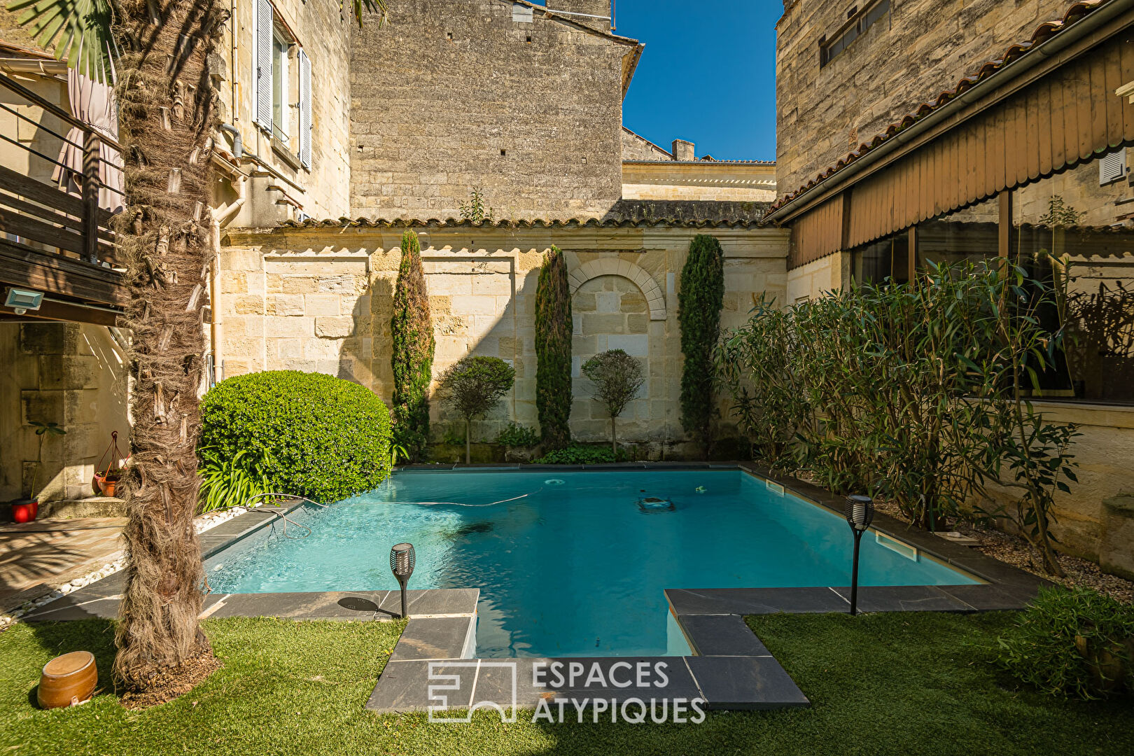 Maison de charme avec jardin, piscine et dépendance en coeur de ville