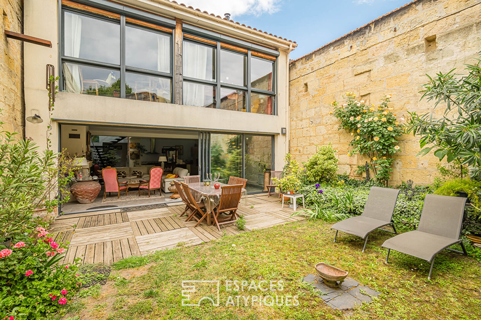 Ancien chai réhabilité avec piscine intérieure, jardin et garage