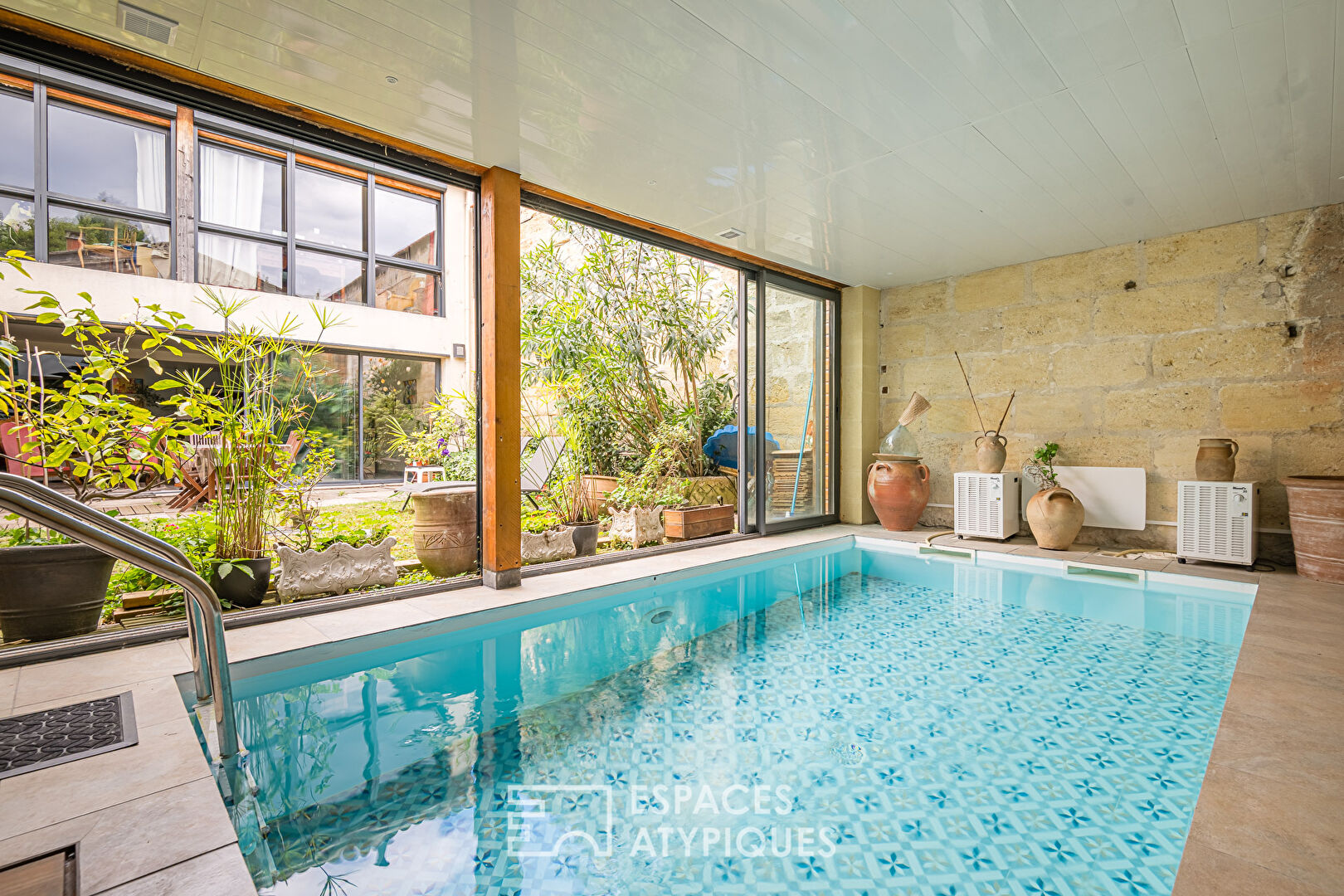 Ancien chai réhabilité avec piscine intérieure, jardin et garage