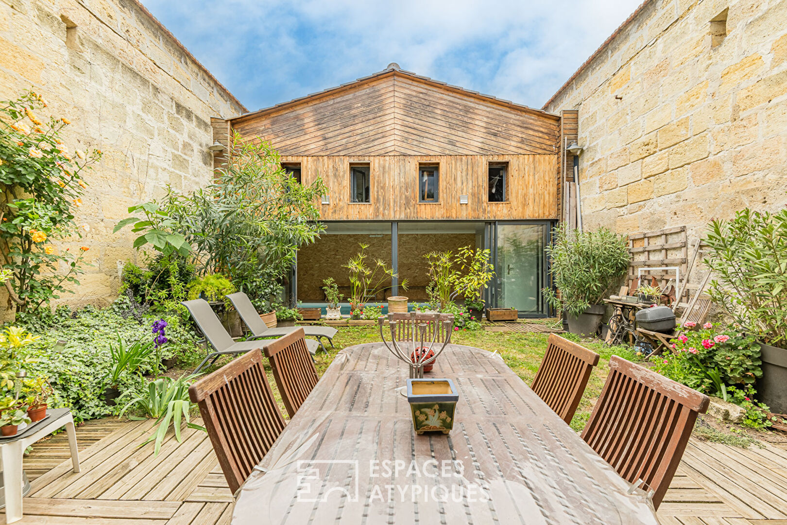 Ancien chai réhabilité avec piscine intérieure, jardin et garage