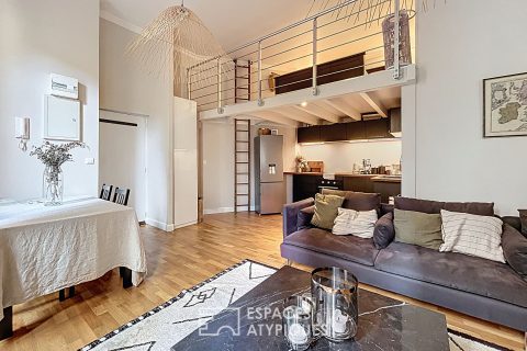 Duplex lumineux avec mezzanine et pierre apparente à Bordeaux Saint-Eloi
