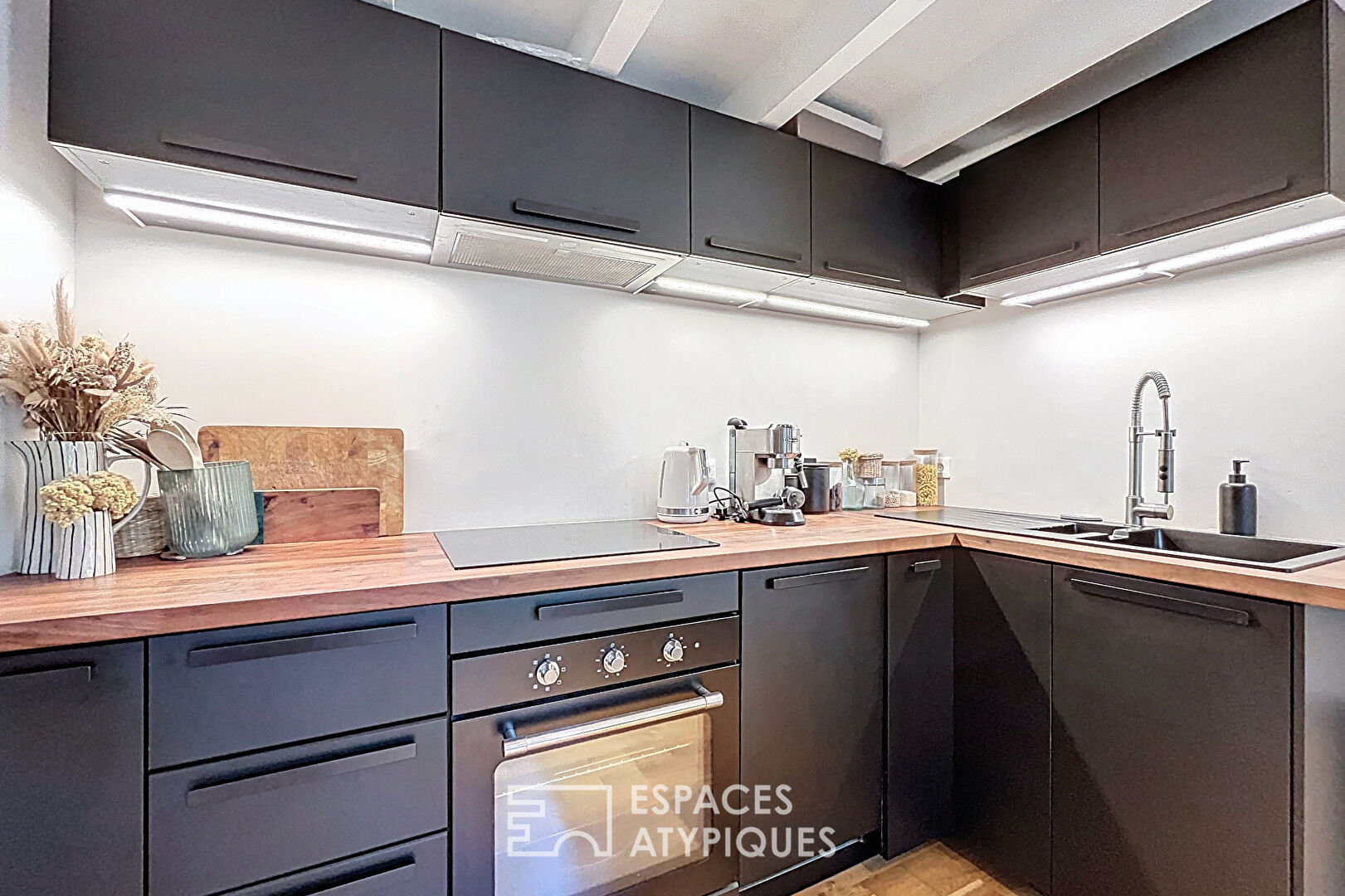 Duplex lumineux avec mezzanine et pierre apparente à Bordeaux Saint-Eloi