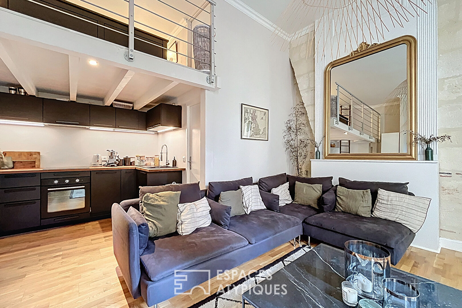 Duplex lumineux avec mezzanine et pierre apparente à Bordeaux Saint-Eloi