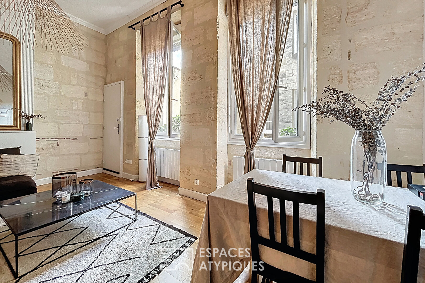 Duplex lumineux avec mezzanine et pierre apparente à Bordeaux Saint-Eloi