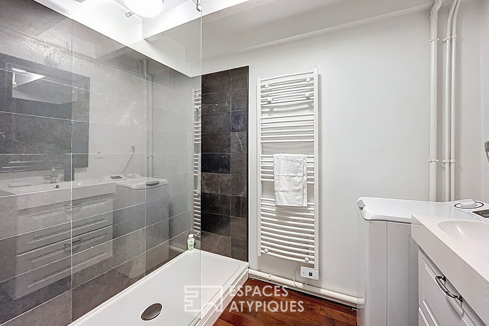 Duplex lumineux avec mezzanine et pierre apparente à Bordeaux Saint-Eloi
