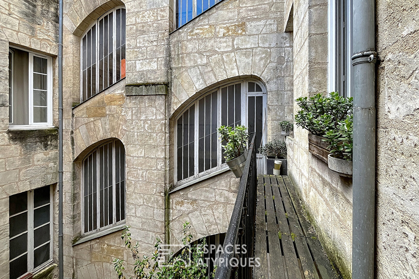 Duplex lumineux avec mezzanine et pierre apparente à Bordeaux Saint-Eloi