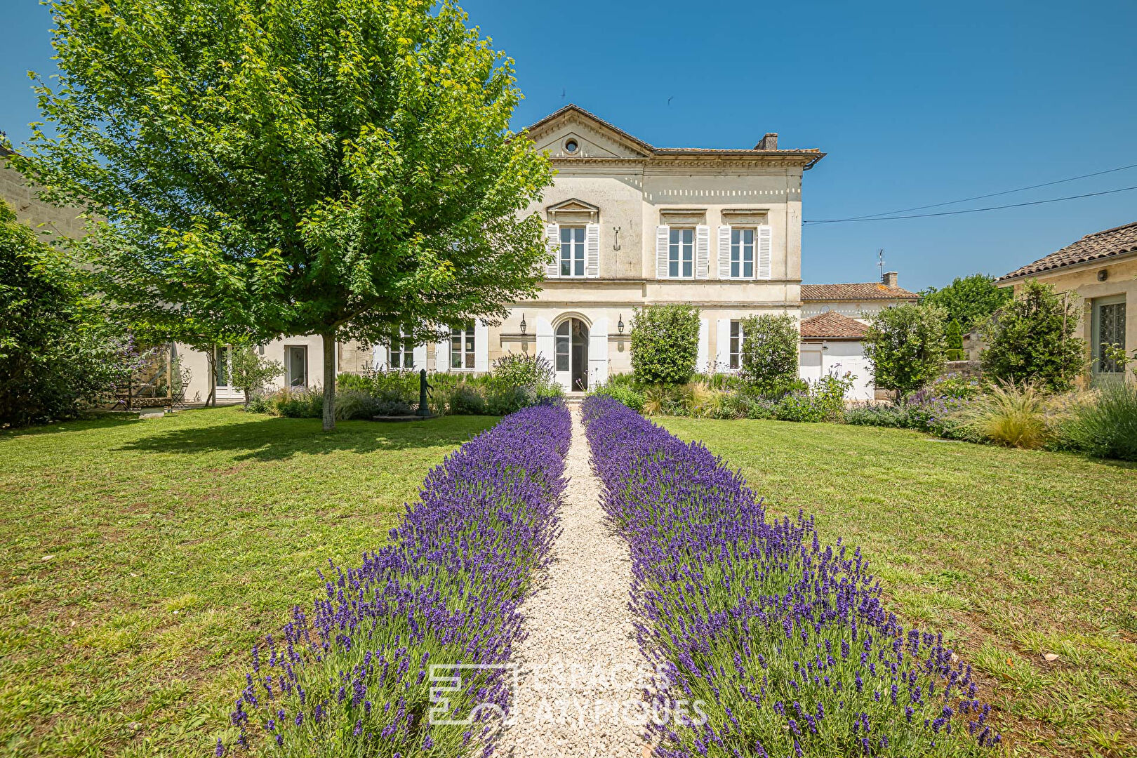 Demeure de charme avec piscine, garage et dépendances