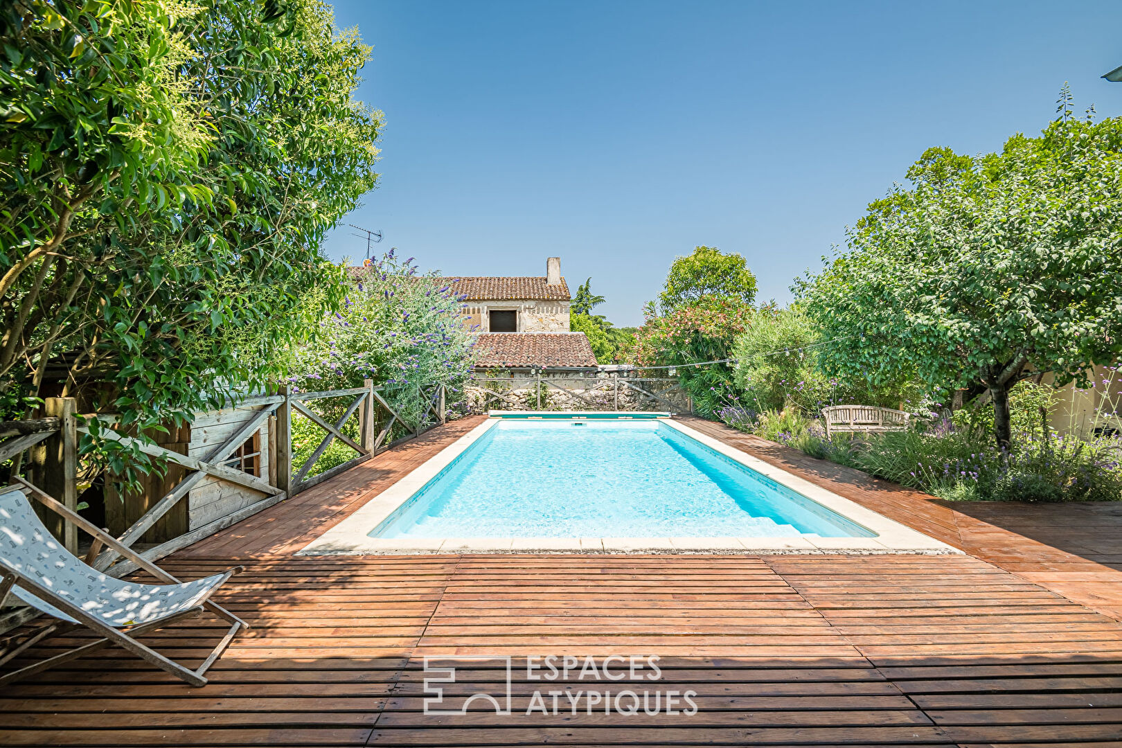 Demeure de charme avec piscine, garage et dépendances