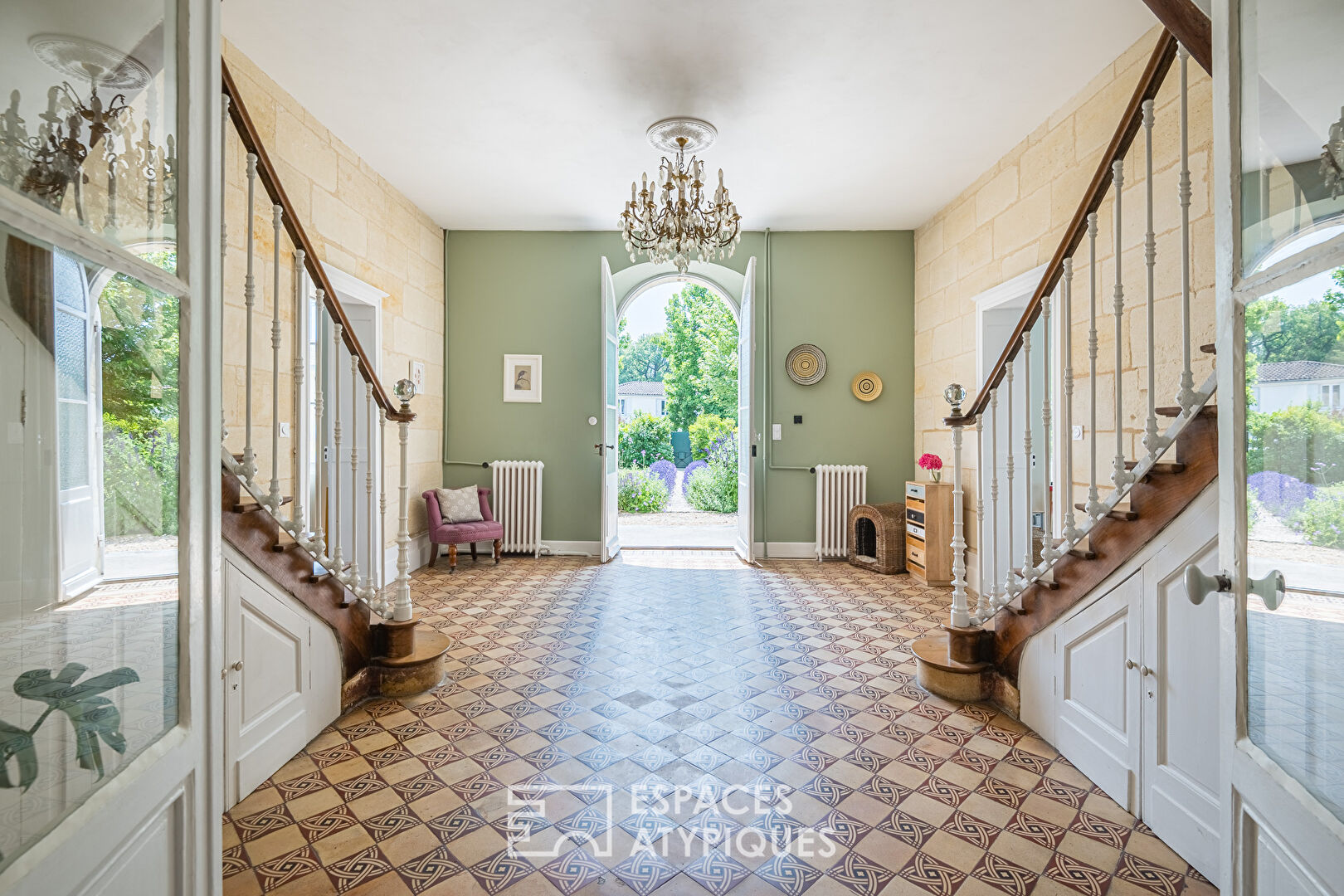 Demeure de charme avec piscine, garage et dépendances