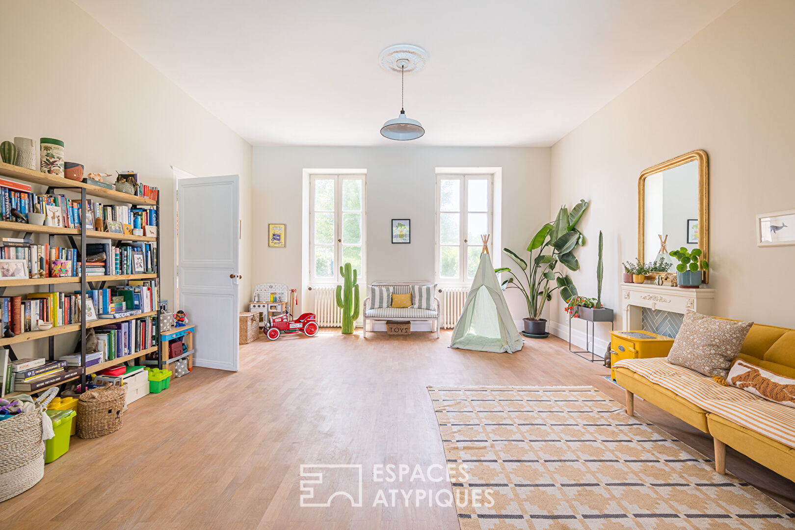 Demeure de charme avec piscine, garage et dépendances