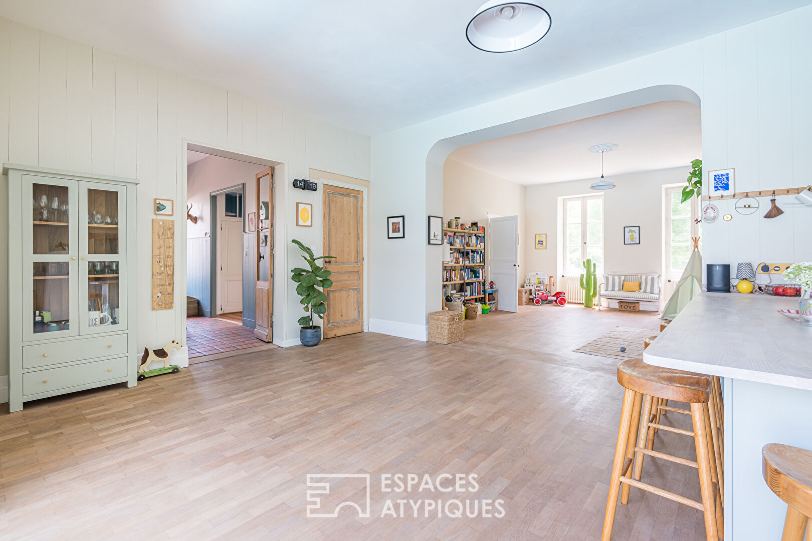 Demeure de charme avec piscine, garage et dépendances