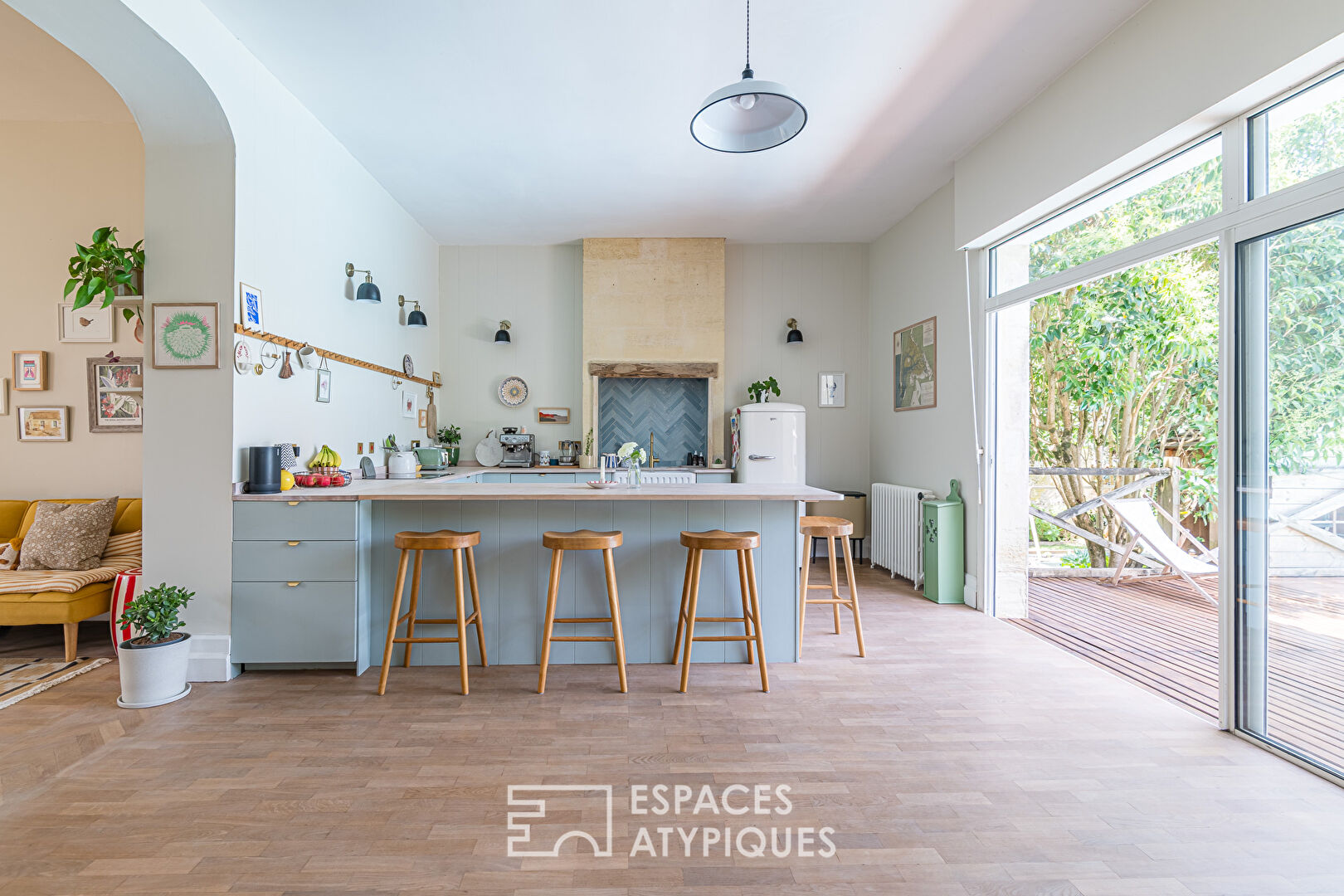 Demeure de charme avec piscine, garage et dépendances