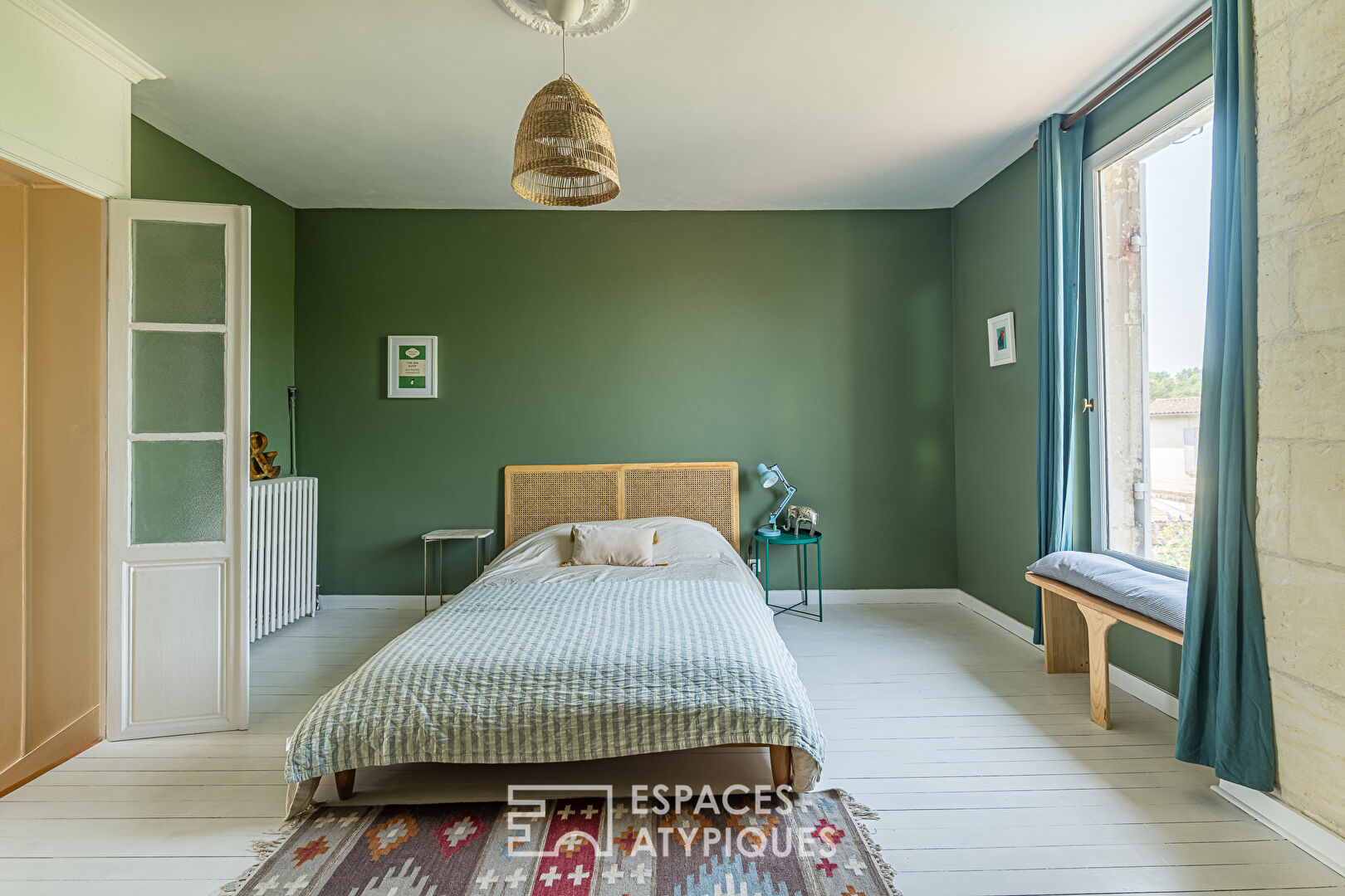 Demeure de charme avec piscine, garage et dépendances