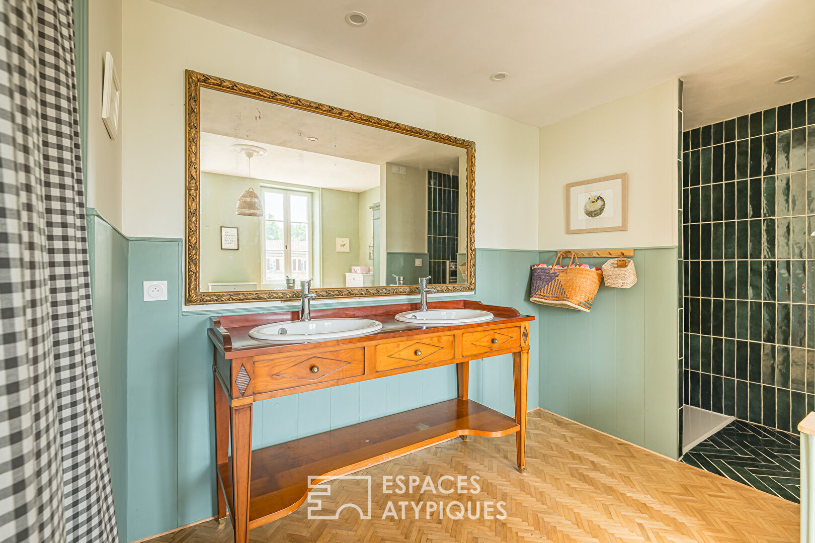 Demeure de charme avec piscine, garage et dépendances