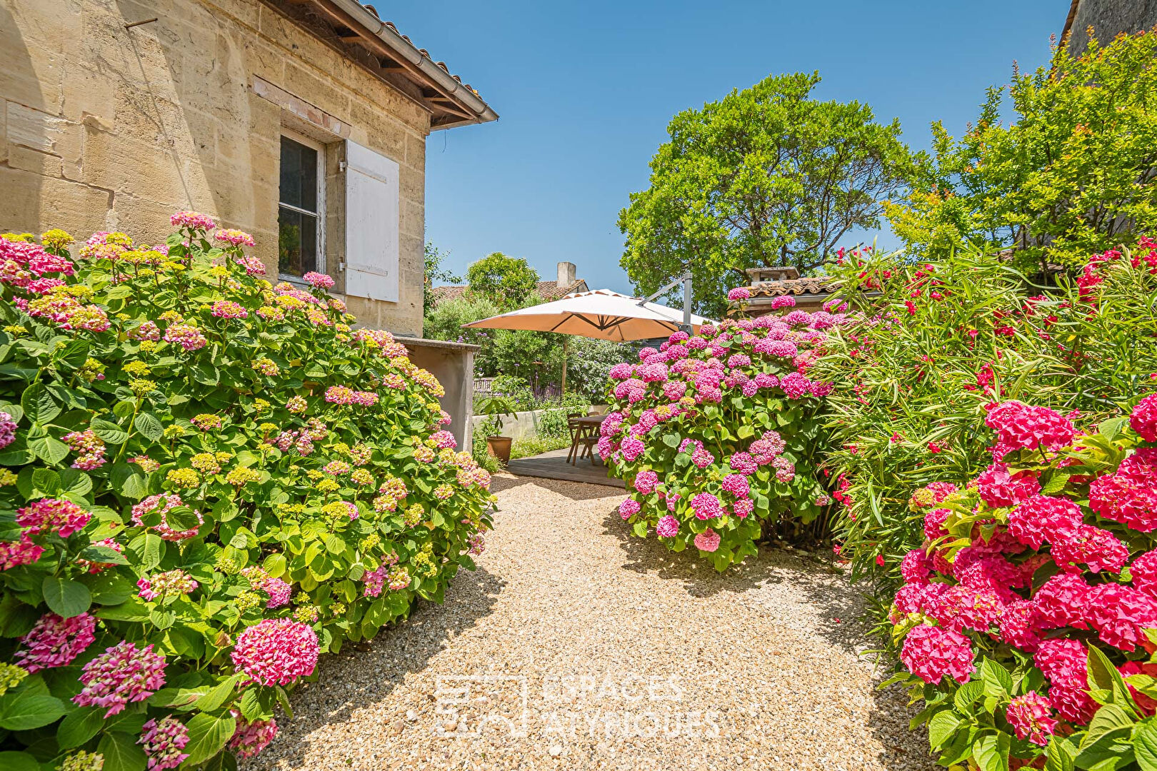 Demeure de charme avec piscine, garage et dépendances