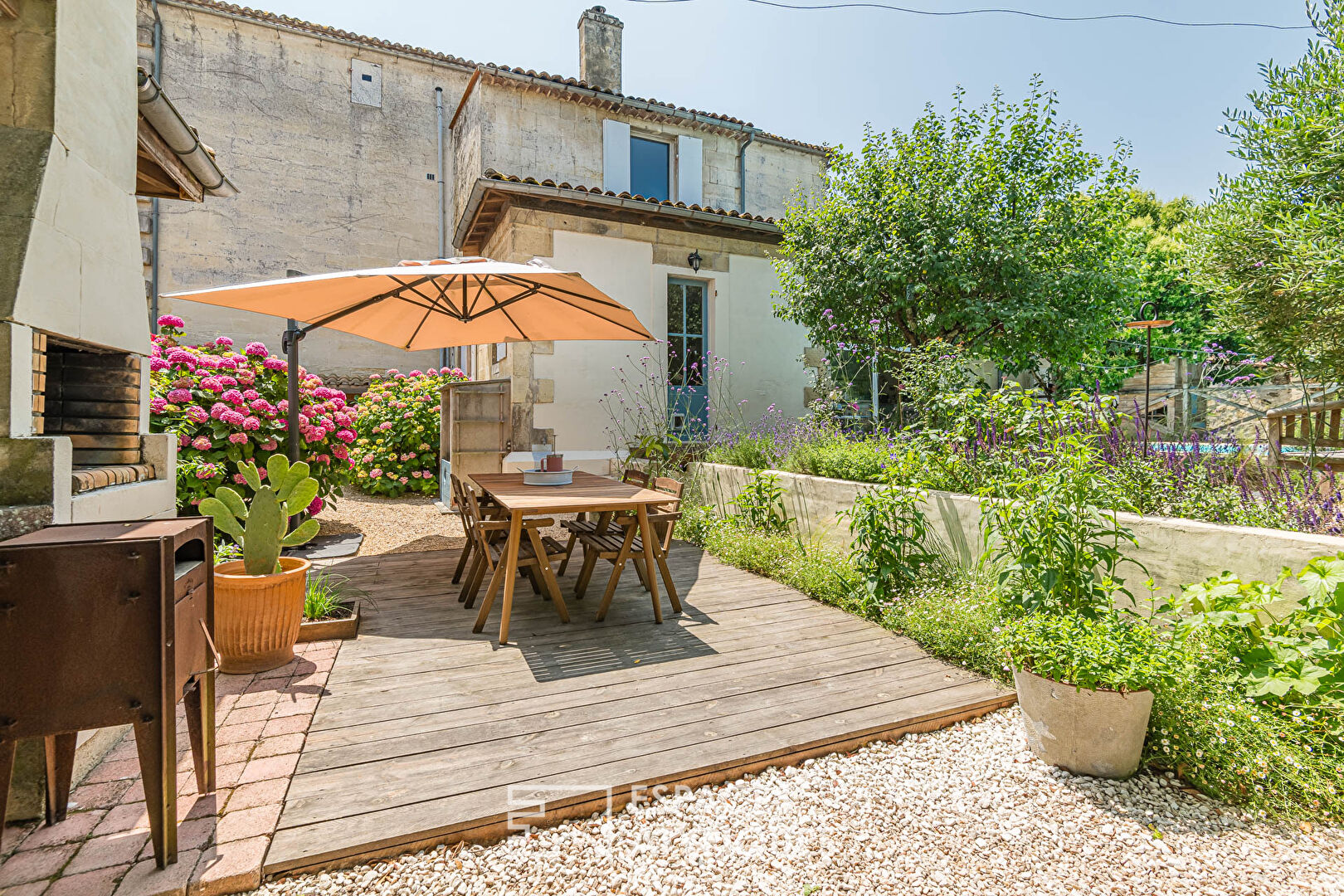 Demeure de charme avec piscine, garage et dépendances