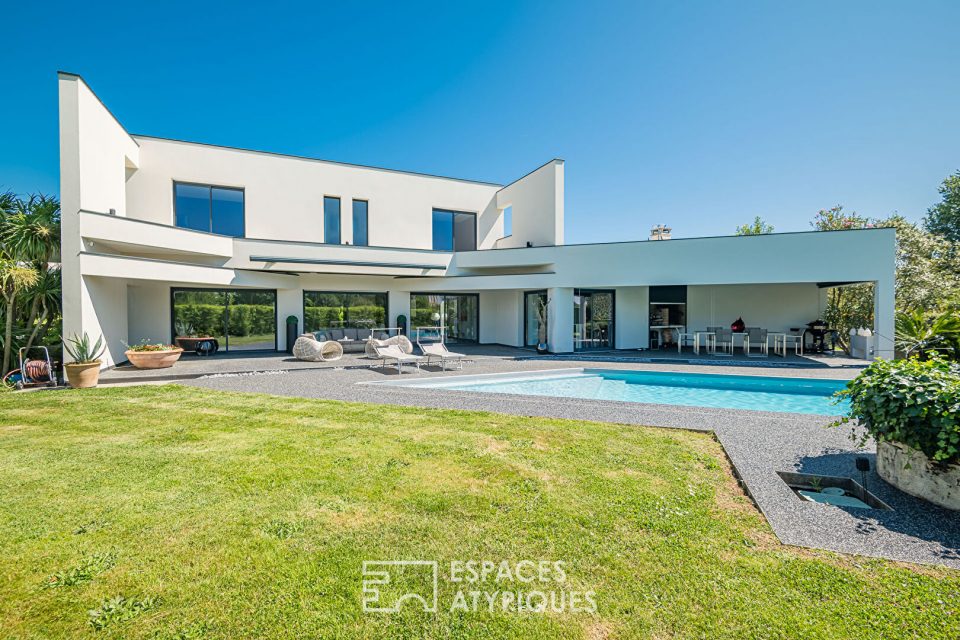 Maison d'architecte avec vue dégagée, piscine et garage