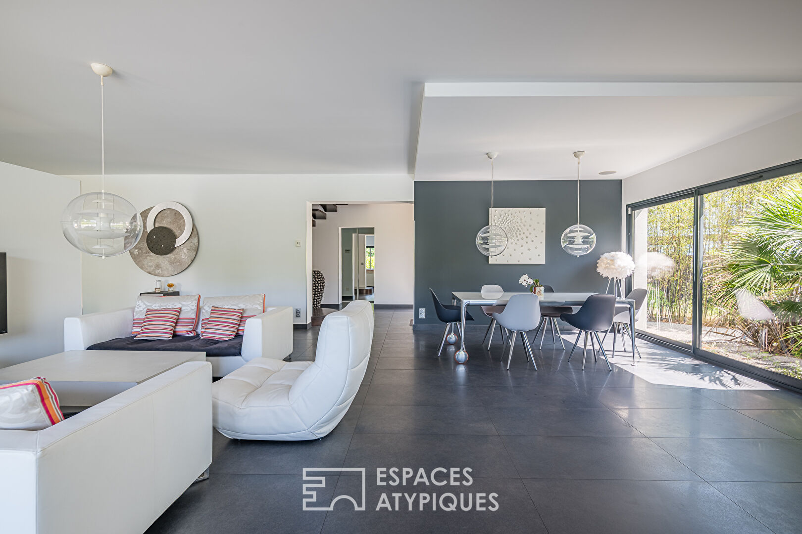 Architect-designed house with view, swimming pool and garage