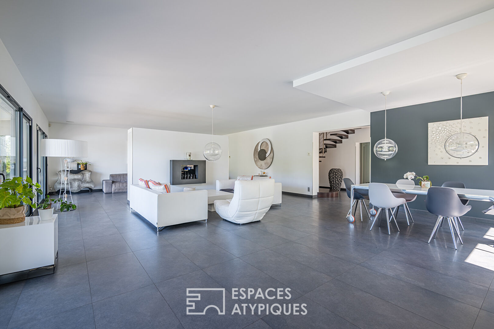 Architect-designed house with view, swimming pool and garage