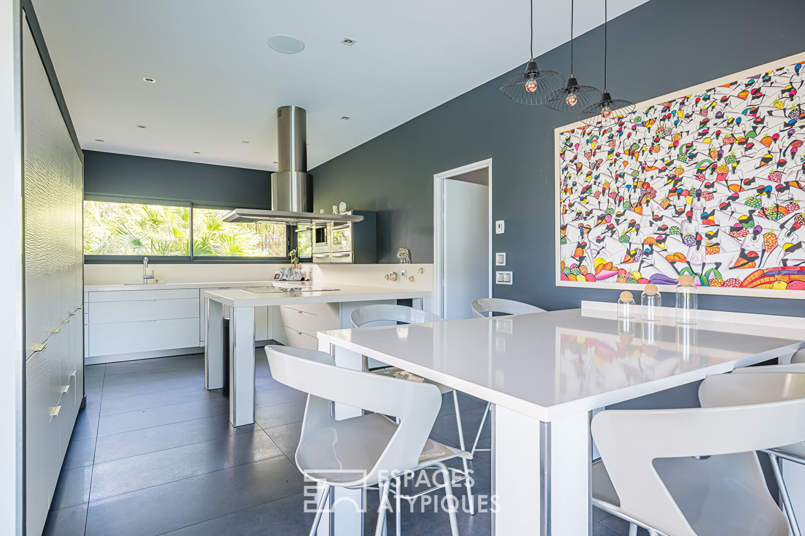 Architect-designed house with view, swimming pool and garage