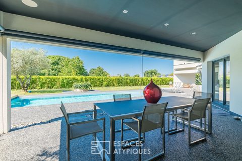 Architect-designed house with view, swimming pool and garage