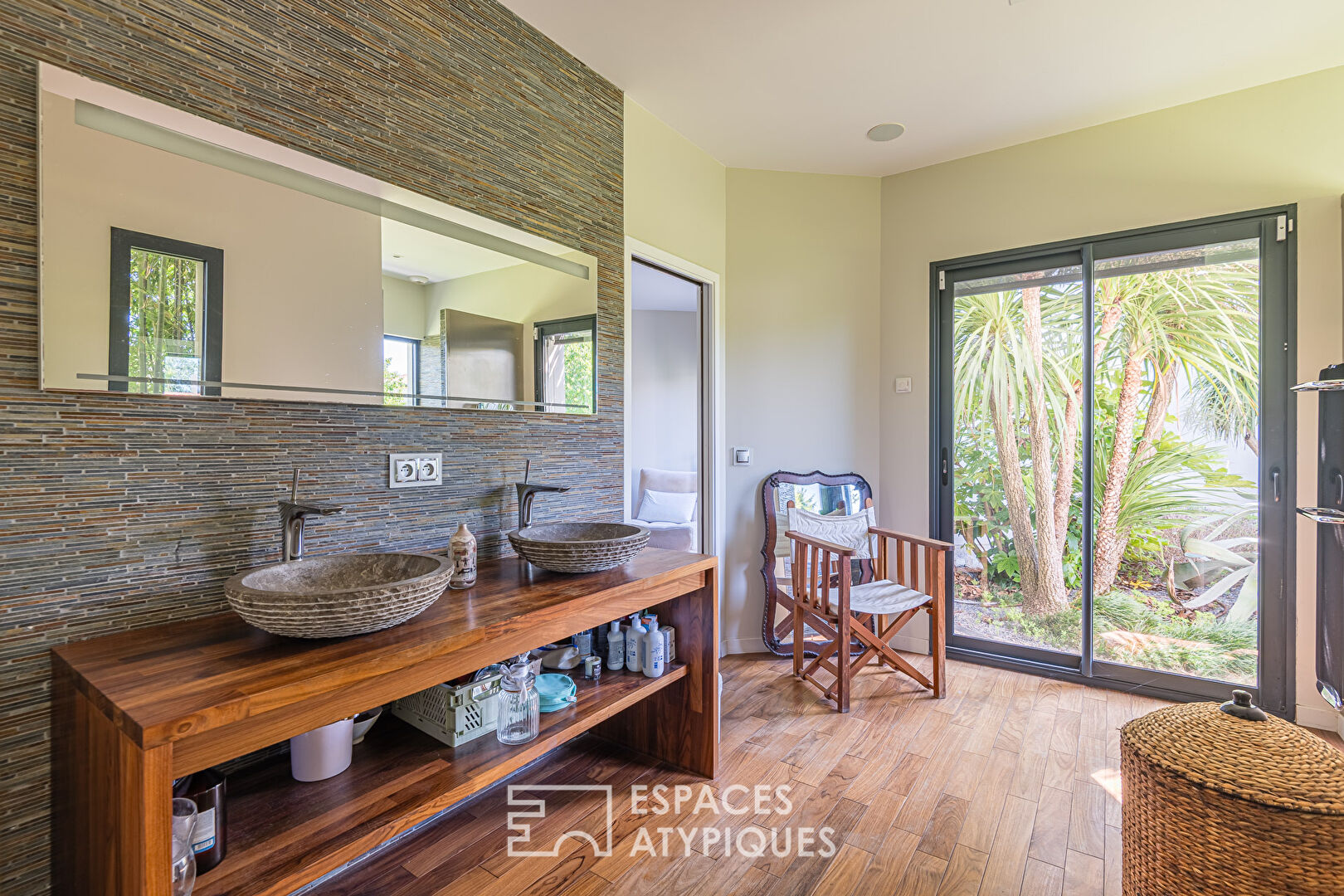 Architect-designed house with view, swimming pool and garage