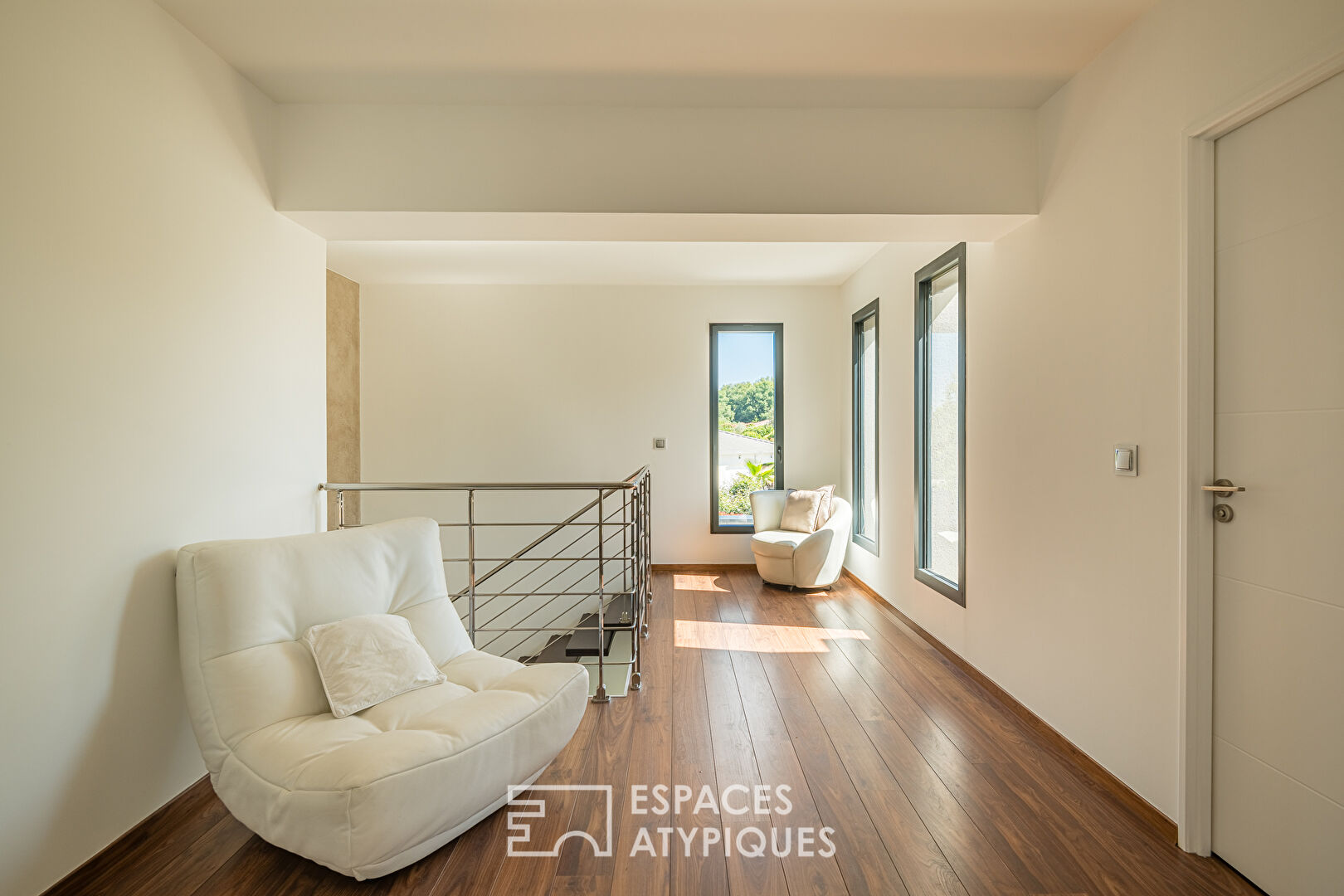Architect-designed house with view, swimming pool and garage