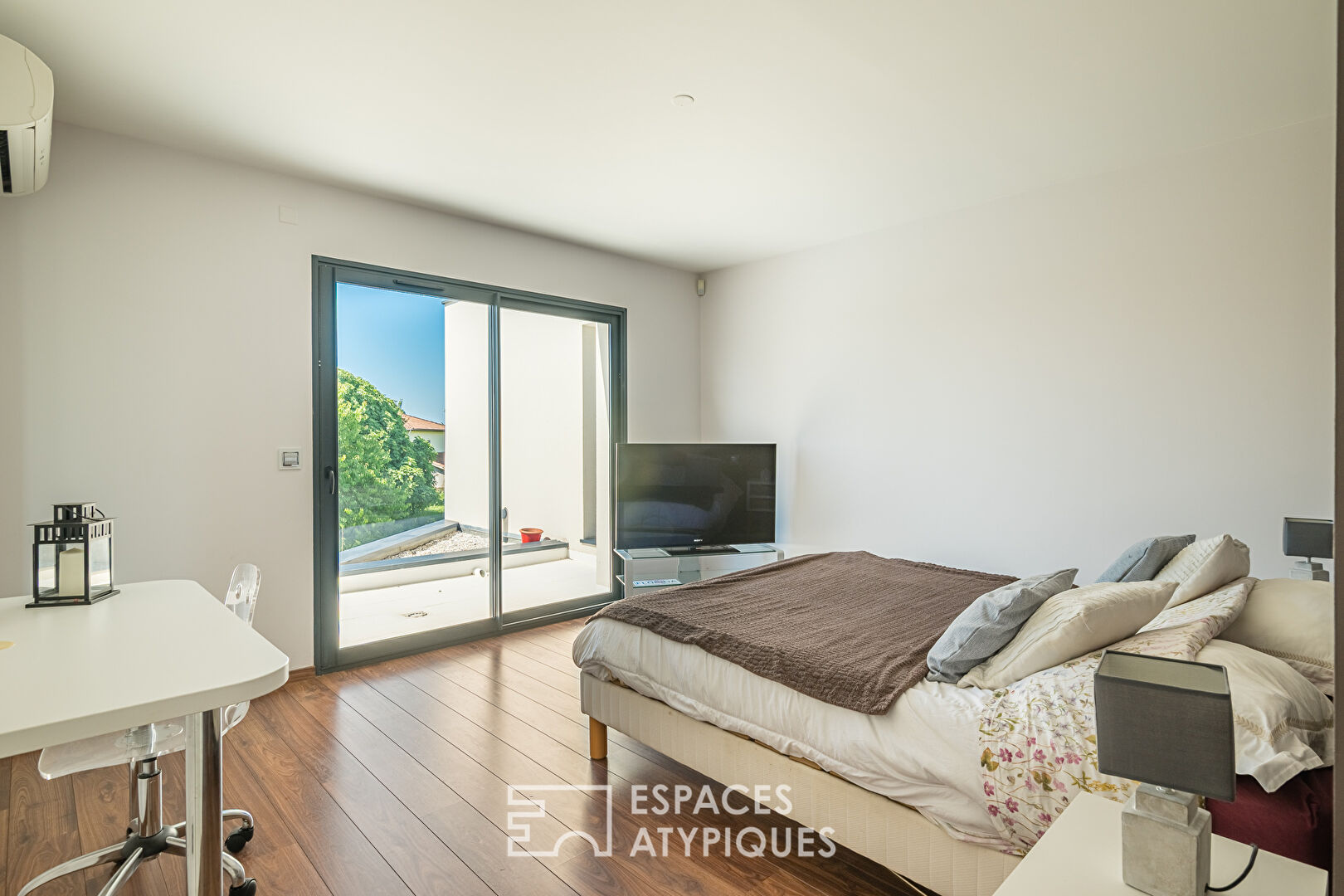 Architect-designed house with view, swimming pool and garage