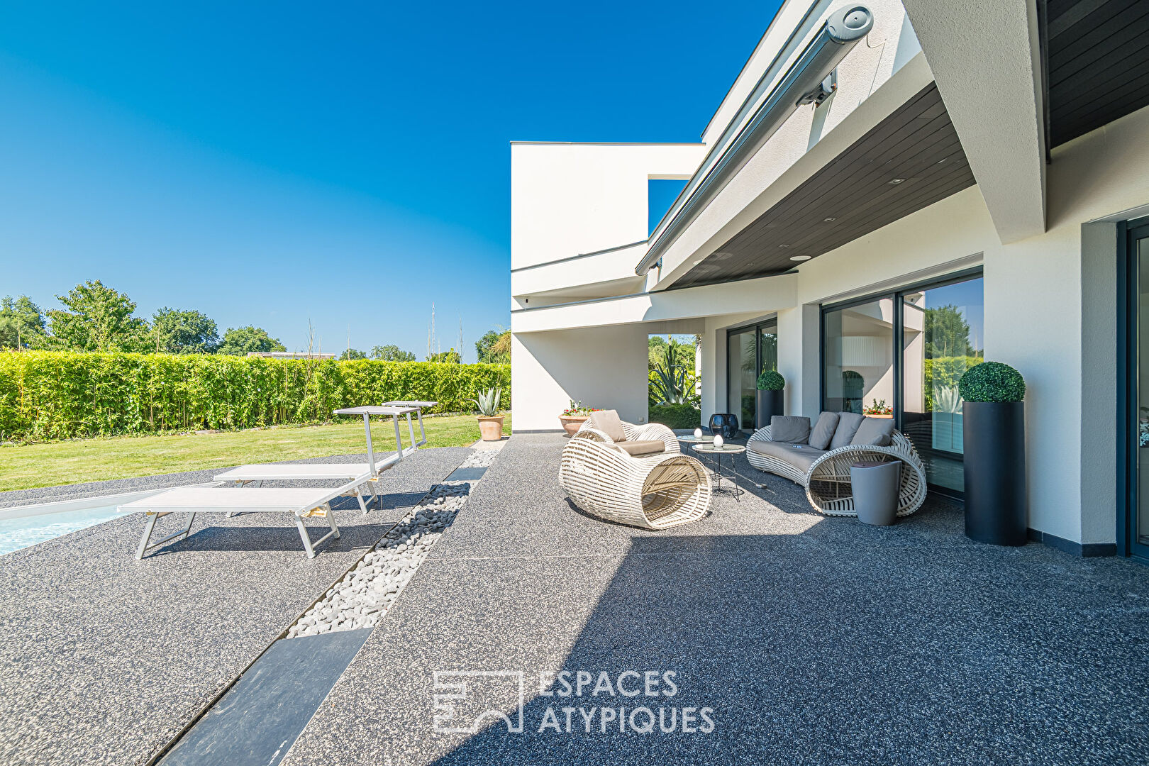 Architect-designed house with view, swimming pool and garage