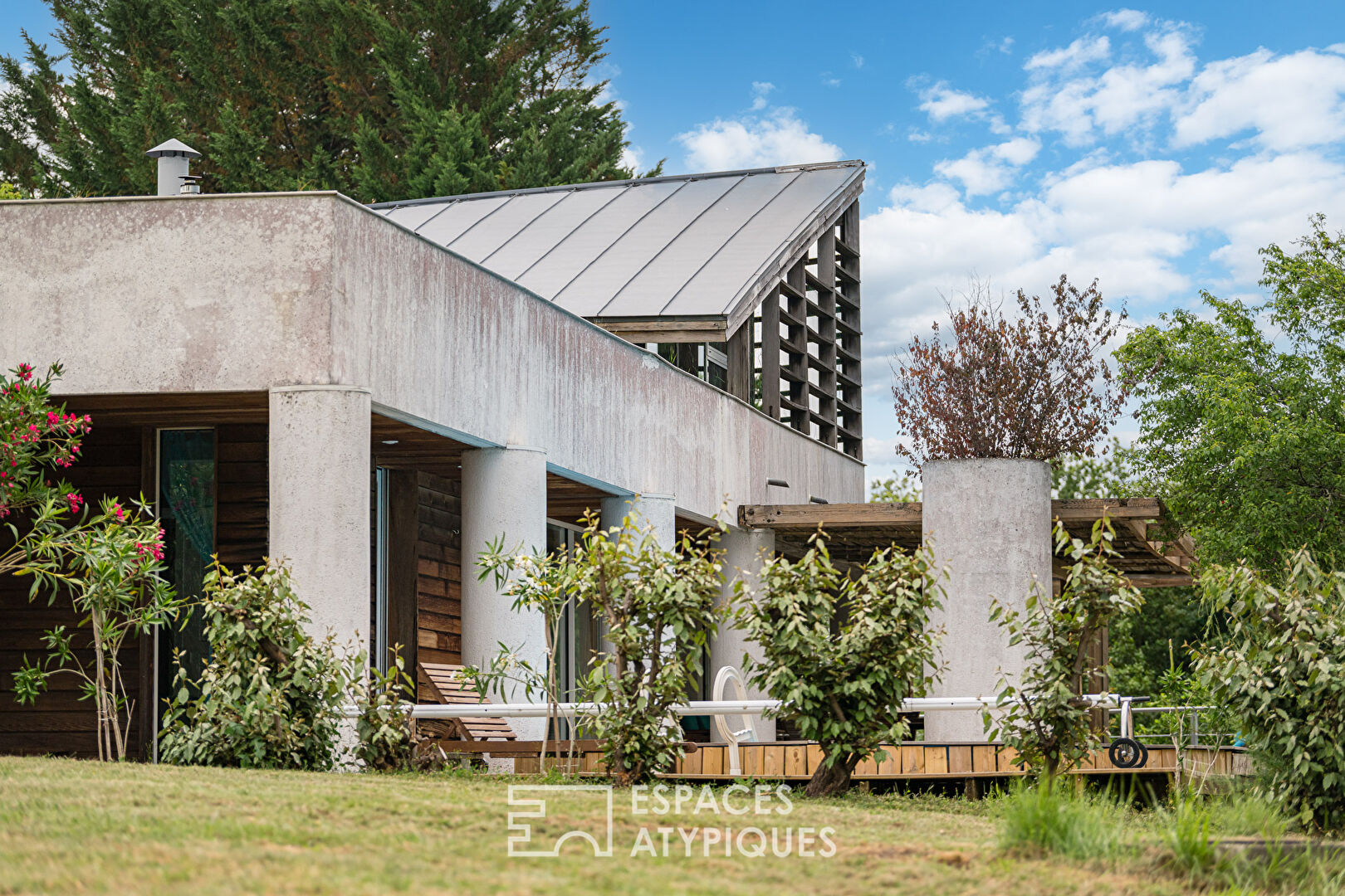 Single-story architect-designed house with swimming pool and exceptional view