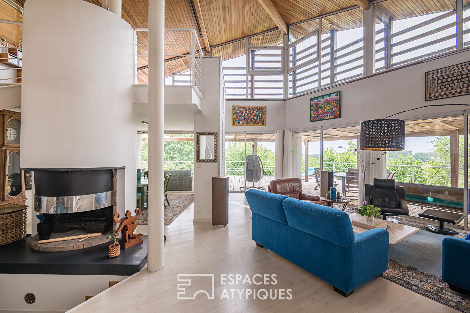 Single-story architect-designed house with swimming pool and exceptional view