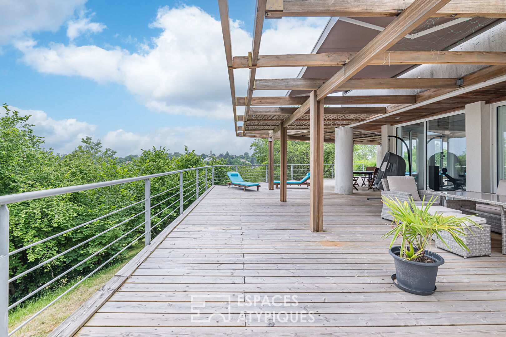 Single-story architect-designed house with swimming pool and exceptional view