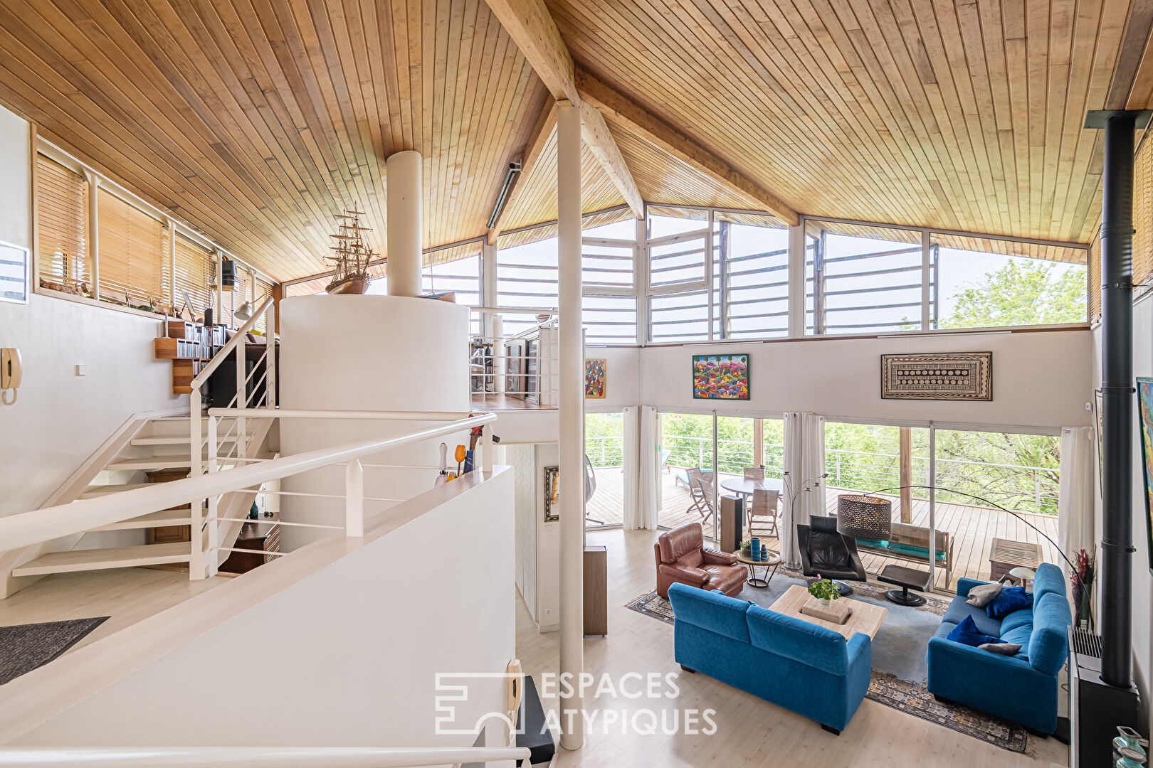 Single-story architect-designed house with swimming pool and exceptional view