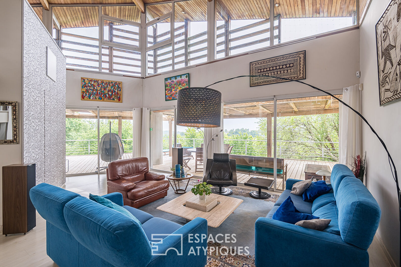 Single-story architect-designed house with swimming pool and exceptional view