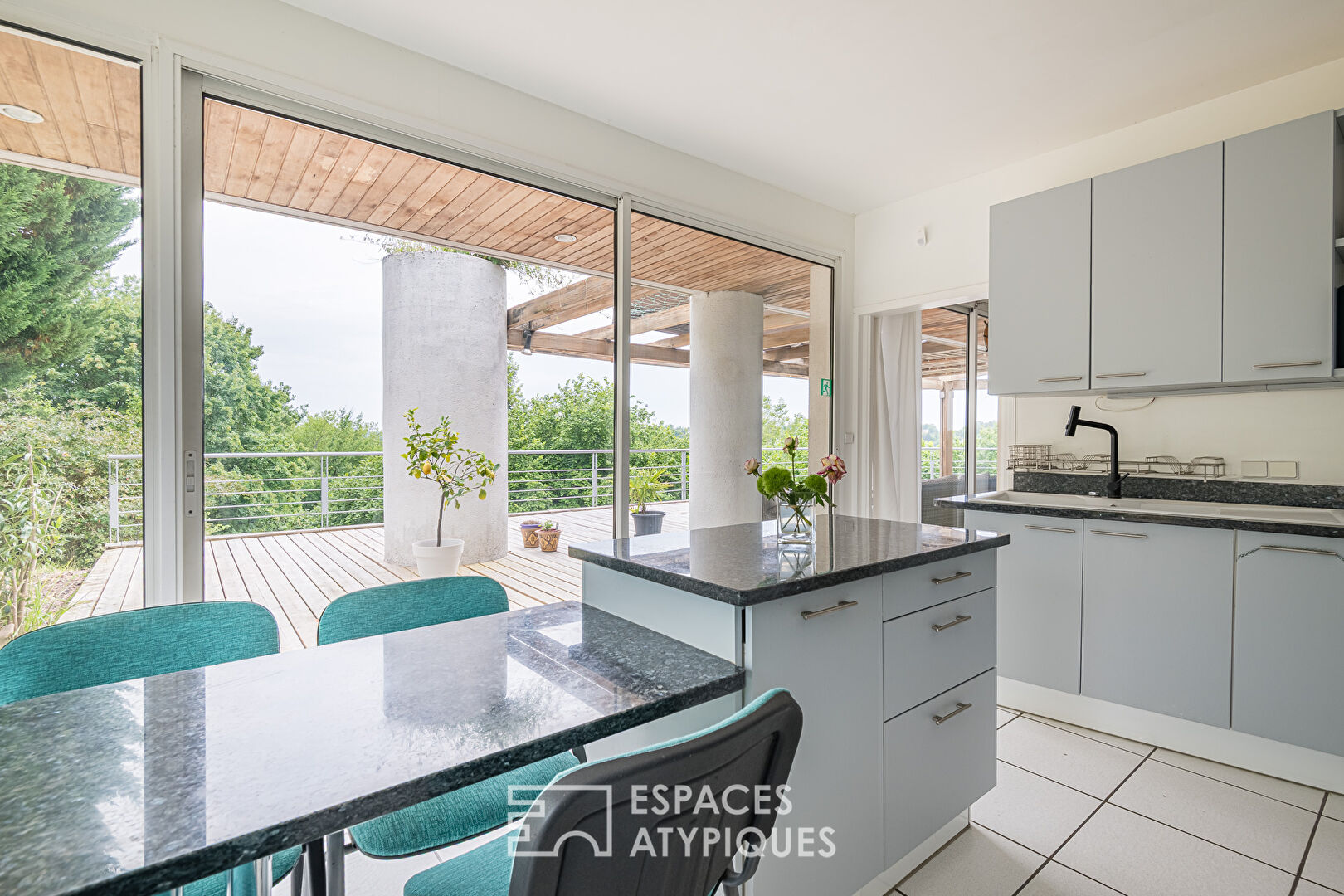 Single-story architect-designed house with swimming pool and exceptional view